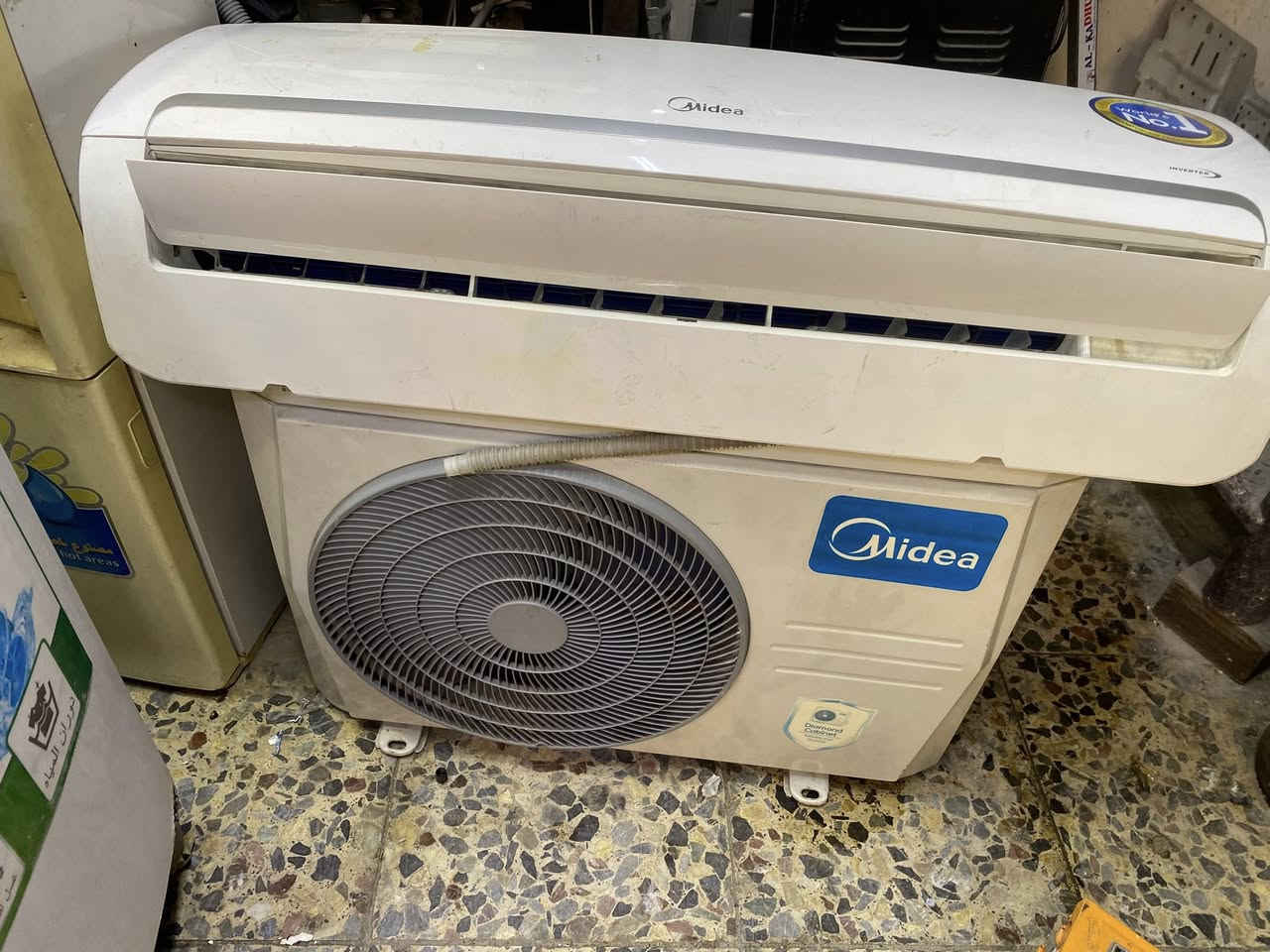 سلام وعليكم سبلت واحد طن انفيرتر اخو الجديد  كامل ملحقات بوري جديد  رموند لصلي السبلت شغال بُســـہ بارد وبي ضمان ١٠ ايام العنوان الكراده داخل الرقم *********** السعر 350 وبي مجال
