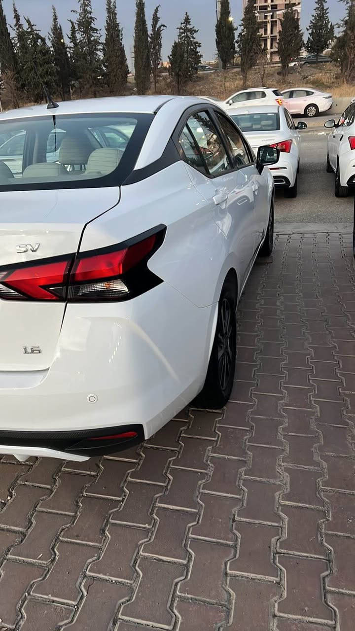 سەنی مەکسیکی ٢٠٢٢
بێ بۆیاخ و سارد 
بێ کرانەوە
سفری شەریکەی نیسان ە
ناو زەرد و جلد 
شاشە و کامێرە
لایت لی د و بلاجکتۆری سپی
هەردوو سویچ بیلادی
٢٥ هەزار رۆشتووە

/***********
نرخ///
١٣٨
سلێمانی السليمانية, العراق
