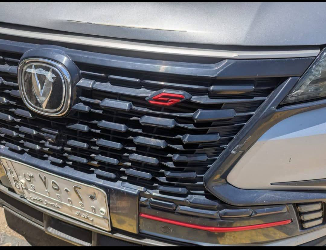 شانجان 85 موديل 22  ماشيه 49000كم السعر24مليون  سياره حره موبايل واتساب *********** بيه صبغ ربع باب الصدر وشخط خفيف حسب صور
