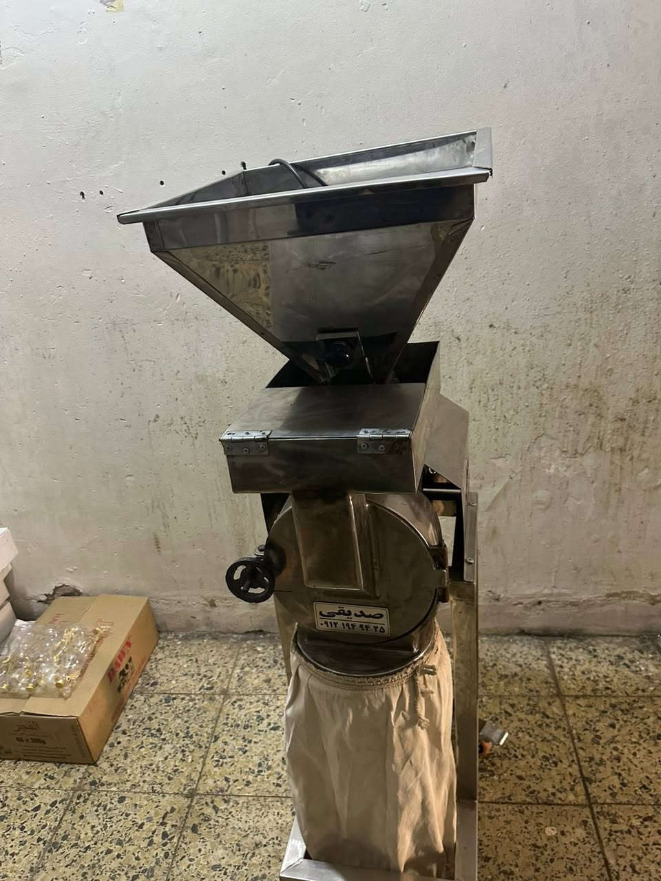 سلام عليكم 
عندي مطحنه نوع ايراني

نضيفه جدا 
لعنوان بغداد
***********
سعر ٨٥٠ الف
