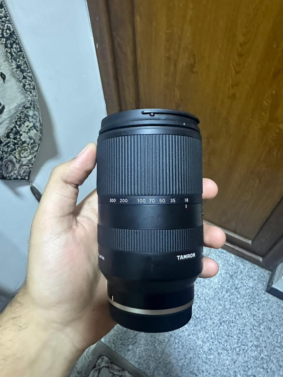 عدسة تامرون 18-300 
Apsc
F3.5-6.3

عدسة لكاميرات السوني الكروب فريم ، تشتغل ايضا على كاميرات الفل فريم مع تقريب 1.5 
فتحة متغيرة حسب الزوم 

تفيد لتصوير الرياضات ، ومفيدة اثناء السفر لان رينجها واسع من الوايد لحد الزوم القوي

مستعملة قليل جدا ، فقط مرتين اثناء السفر لا غير
كارتونتها الاصلية وغراضها موجودة 

سعر الجديدة يم قرطاج  ٩٣٦ الف

رايدها ب ٧٠٠ الف


**إذا كنت صاحب هذا الإعلان وتريد حذفه لأي سبب، رجاءا أرسل رسالة إلى الدعم الفني**