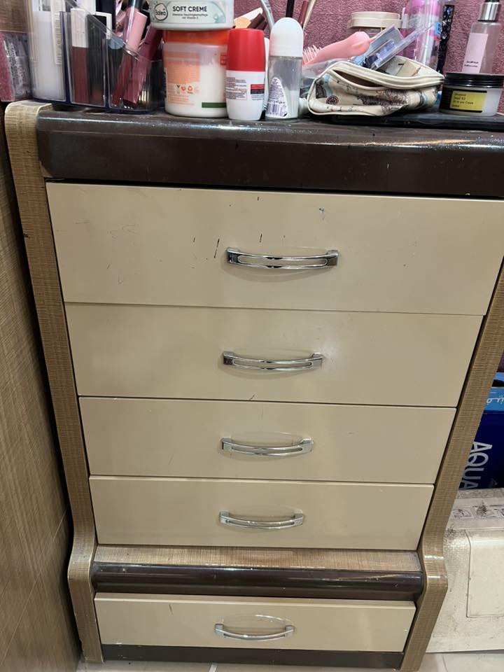 السلام عليكم عندي مجموعة غراض للبيع بغداد
ثلاجه

غرفة نوم تركيه ٨قطع

مرشحة طباخ

كنتور بناتي بابتين وياه سرير هديه

بنكة سقفيه عدد خمسه باناسونك

طباخ غازي

للاستفسار الاتصال على الرقم

***********
