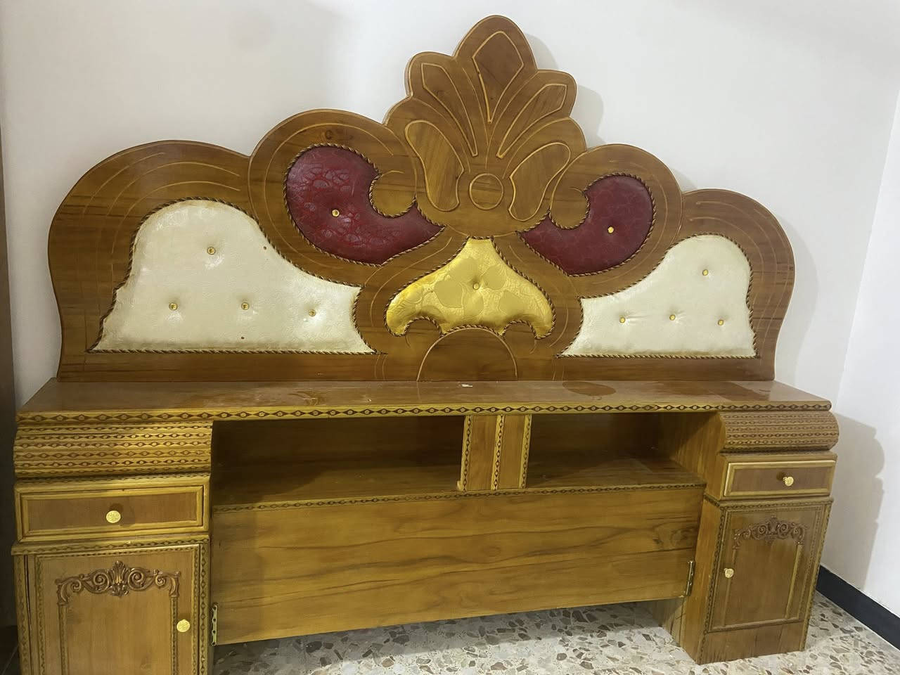 سلام عليك غرفه نوم صاج عراقي للبيع مستخدمه 6  اشهر نضفافته ٨٠٪؜ السعر ٩٠٠ او بيه مجال تواصل ***********
