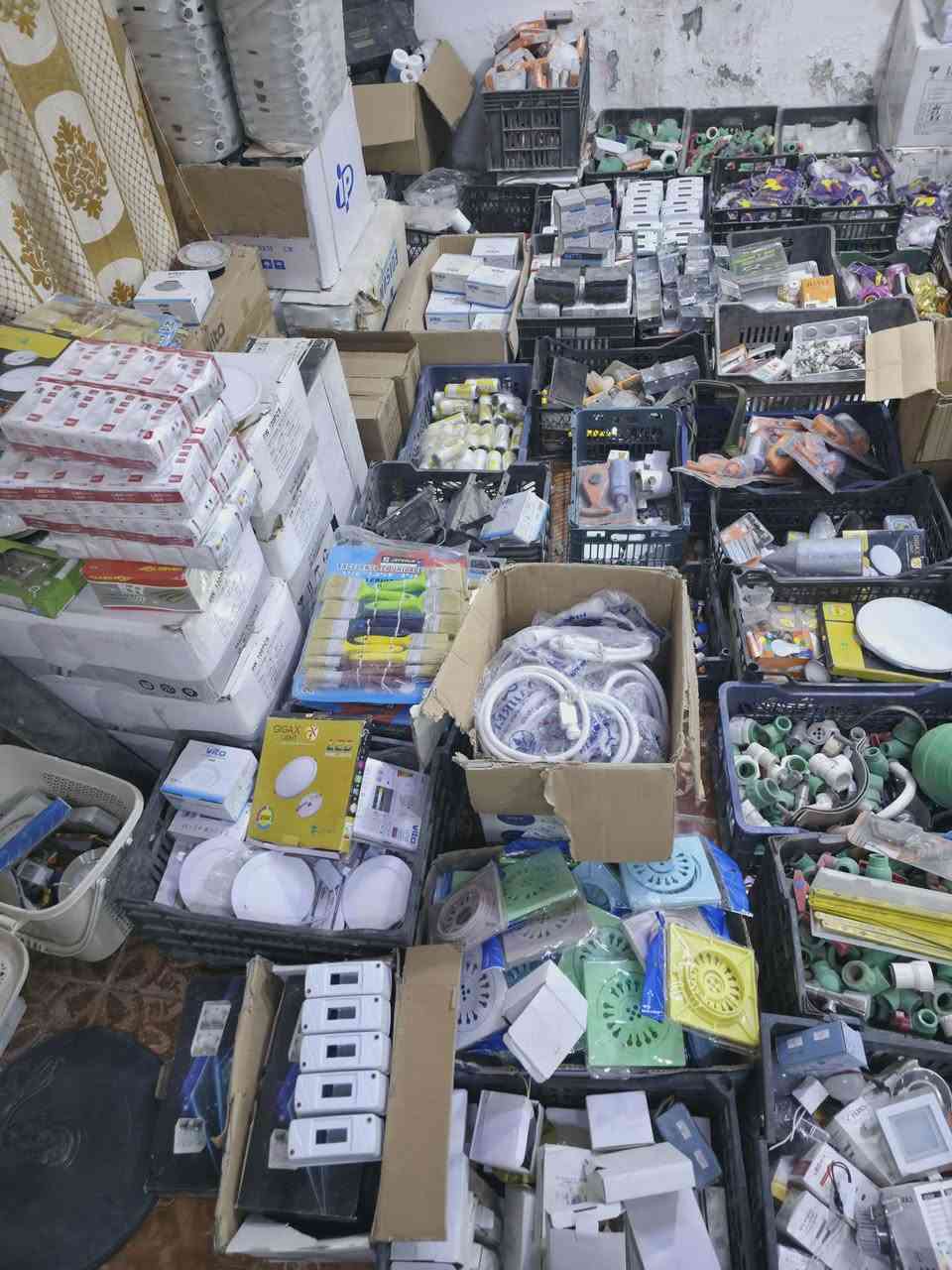 للبيع شلعه كامله موأد إنشائية ومنزليه
كافه انوع المواد لنشائية 
بسعر مناسب المكان البصره 
*********** يوجد وتساب
