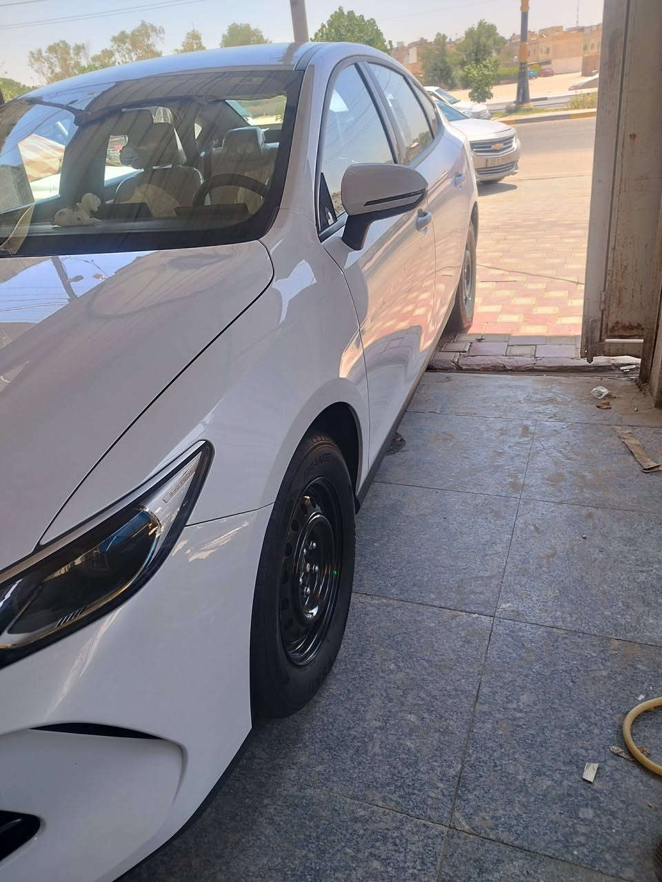 السلام عليكم 
سيارة BYD كن بلس 2025 رقم بغداد باسمي للبيع مكفولة كفالة عامة شخط مابيها وضع الزيرو شرط السيارة جديدة على وضع الشركة السيارة مدوشمة عام كشنات وأرضية جلد وأبواب وجنطة (دوشمة بشارع النواب شغل درجة اولى) وشاد الها ويل وهورن اصلي وافضل من البلادي وللعلم السيارة وياها كارت وبصمة من الشركة السيارة ماشية على المحرك 4 آلاف وماشية الكلي محرك وشحن 14 الف السيارة جديدة حيل وضع الزيرو ومصروف عليها.
السعر 19 مليون وبيها مجال للشراي
مكان السيارة كربلاء المقدسة 
للاستفسار 
***********
***********
