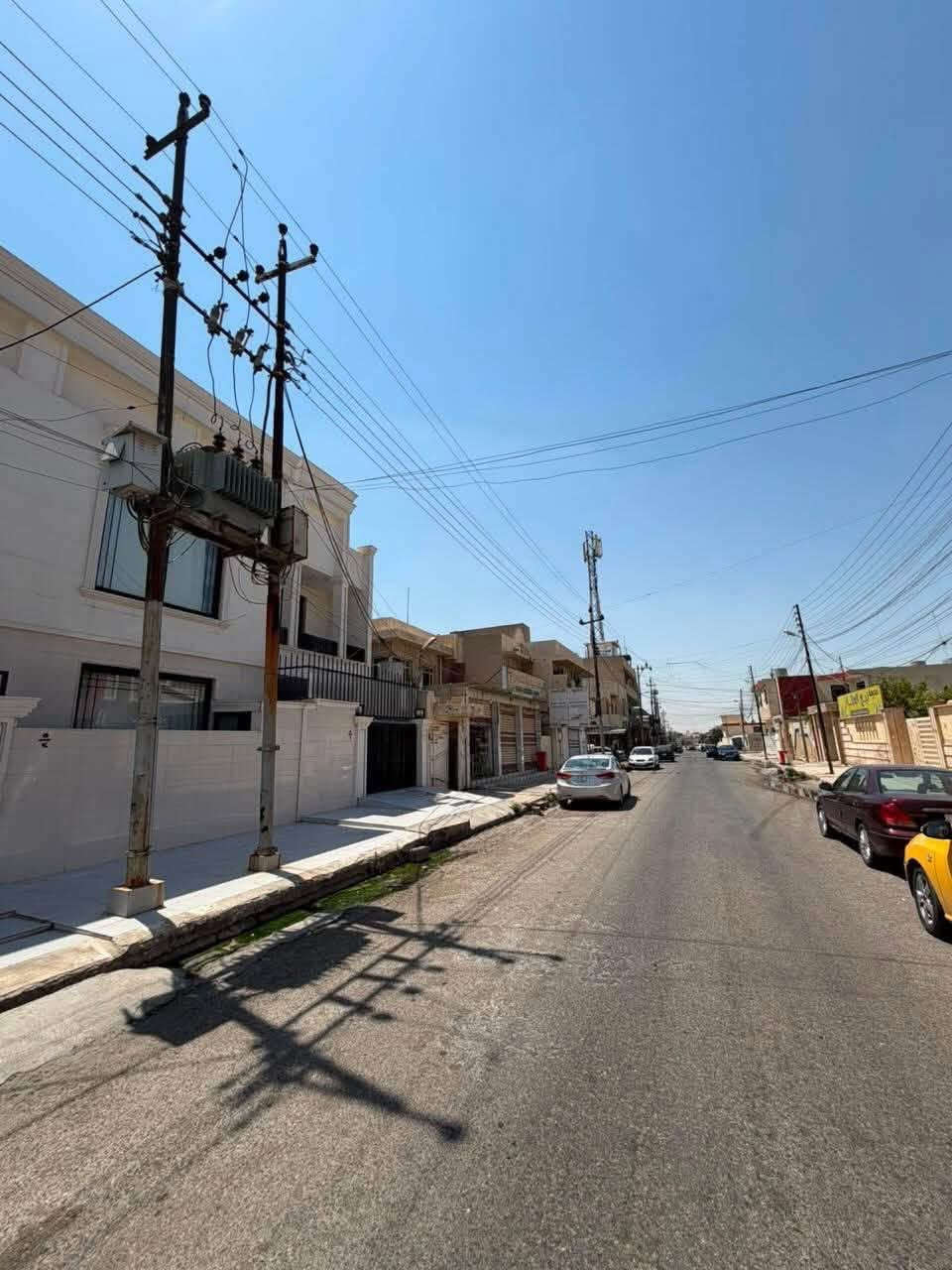 🏡 بيت مميز للبيع – حي المشراق / الزهور

📍 الموقع: قرب جامع أبو حنيفة، على شارع بعرض 20 متر.

📐 المساحة: 125 م²
📏 الواجهة: 5 متر
🚪 مدخلان للبيت

✨ بناء حديث 2024 (فول بناء) – تشطيب مرتب وجاهز للسكن.

🔹 الطابق الأول:
▪️ غرفة نوم
▪️ هول
▪️ استقبال
▪️ مطبخ
▪️ صحيات داخلية وخارجية
▪️ كراج

🔹 الطابق الثاني:
▪️ غرفتا نوم (إحداهما ماستر سويت)
▪️ هول
▪️ صحيات

⭐ المميزات:
✔️ موقع مميز ومطلوب.
✔️ شارع بعرض 20 متر.
✔️ بناء حديث وتشطيب أنيق.
✔️ مناسب للسكن العائلي أو للاستثمار.

📞 للاستفسار والمعاينة:
***********
***********

📲 قناة التليجرام لمعرفة الأسعار وأحدث العروض العقارية:
https://t.me/+CvAR_-mqjcM2N2M6

📍 مكتب السنبلة للاستثمار العقاري
ثقتكم أساس نجاحنا.
#عقارات_الموصل_للبيع 
#عقارات_للبيع_موصل 
#بيع_و_شراء_عقارات_عقار 
#عقارات_الموصل 
#الزهور_كولدن_مول_الموصل
