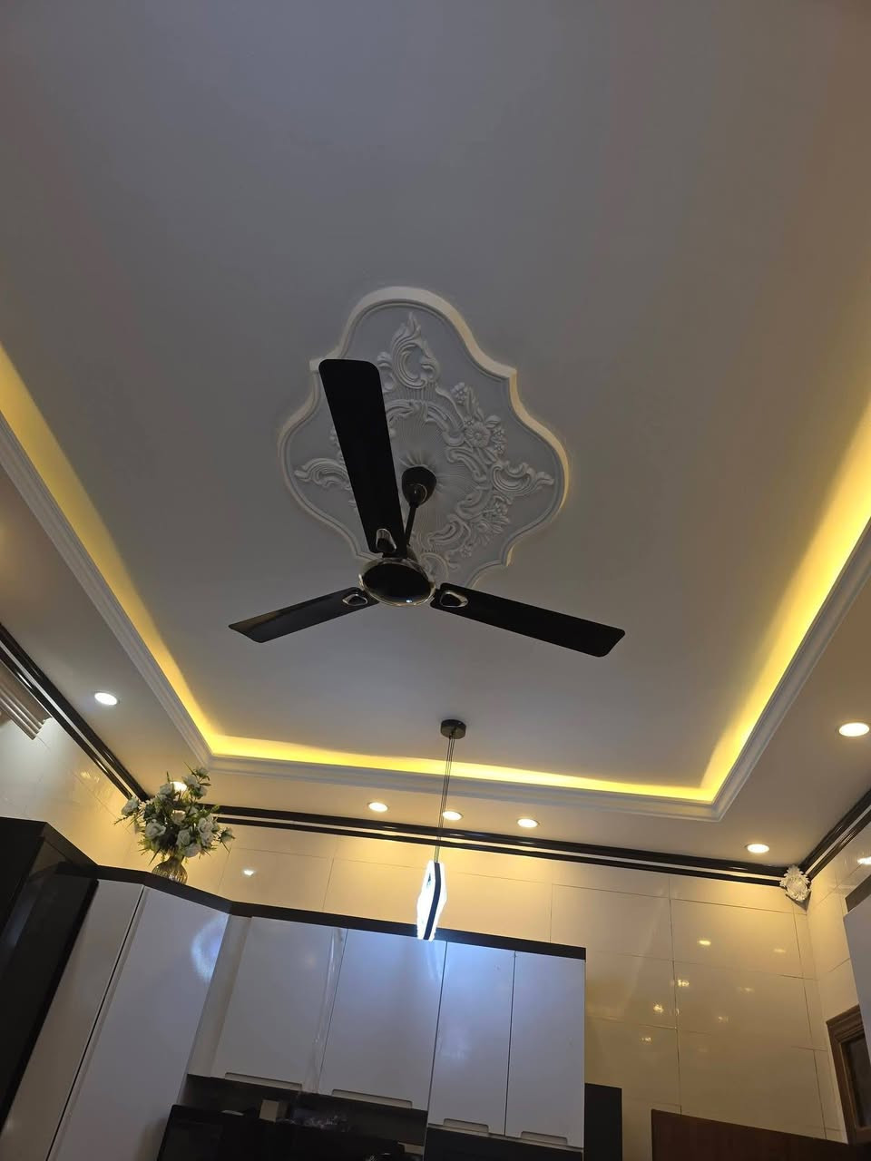 للبيع طابو زراعي 200م حي الجامعة نزلة الجدارية تبليط للباب..
بناء حديث درجة اولى شغل جناي  كله حديث جام سلايت مضلل غرفتين نوم واستقبال ومطبخ وصالة مع سطحين وصالة طابق ثاني بيت مو تلزيك متعوب عليه كلش 
تفاصيل اكثر  الاتصال ع الرقم 
***********
