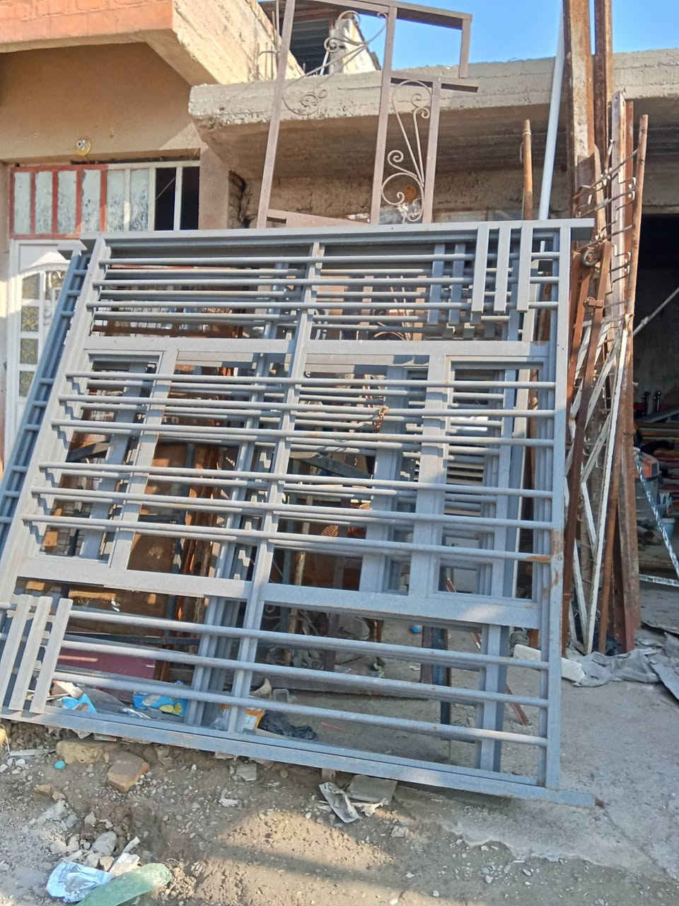 سلام عليكم 
سكله حدادة كاملة مجهزة للبيع من كافة الأبواب والشبابيك جديد ومستعمل حديد كافة الأحجام شيلمان سندويج مكائن لحيم كترات كوسرات ادريلات كمبريسر هوة مال صبغ هوائيات مري مال محل حلاقة كامل مع كرسي حلاقة مع مولدة شغاله كامة بانزين 5كيفي20امبير ابيعهن كولهن بيعه وحدة بسعر ارخص من الجملة للتواصل ***********
