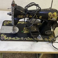 مكينه فراشه القديمه الاصليه للبيع هي وميزها ٦٠ الف للاستفسار اتصال ٠٧٧...