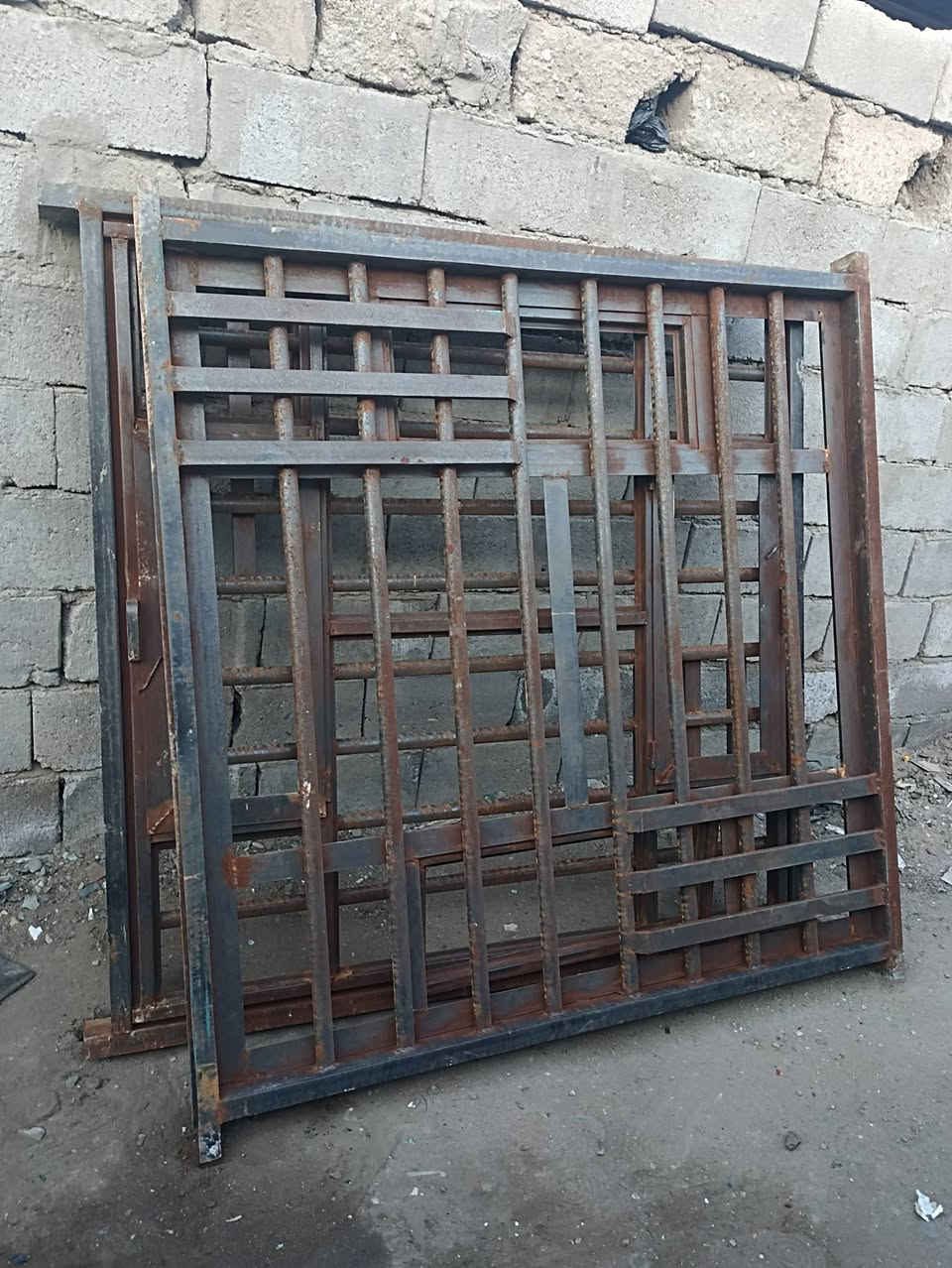 السلام عليكم شبابيك جدد كلش ما مستخدمات العدد ثنين  الواحد متر ونص السعرهن 200 الف ثنينهن مكاني بصره قبله ***********
