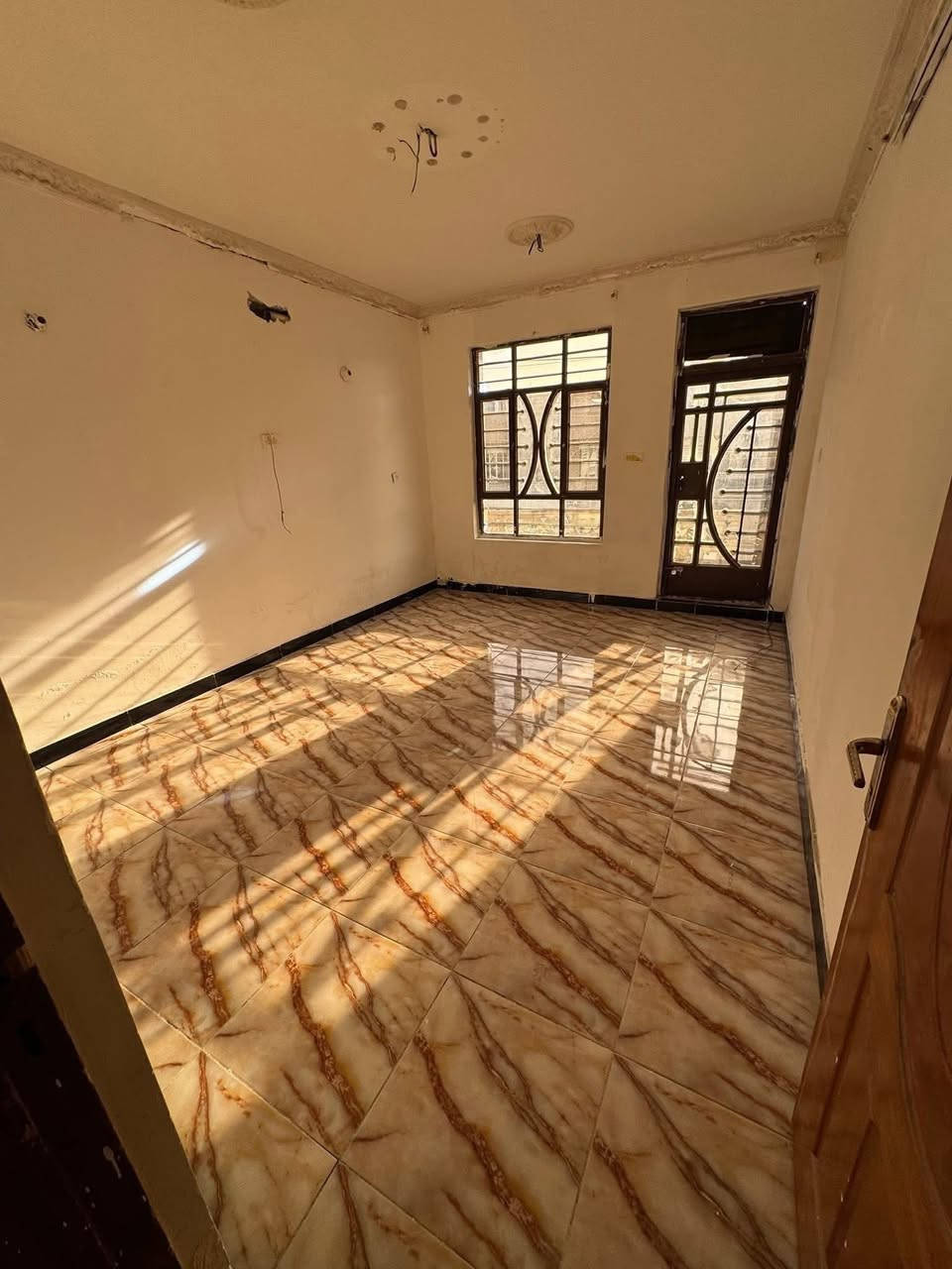 #للايجار_____في_____السيدية
🏡 مشتمل مساحة 50 متر نظيف جداً

يتكون من:
▪️ غرفتين نوم
▪️ صالة
▪️ مطبخ
▪️ خدمات صحية عدد 2

💰 الايجار: 750 ألف

📞 للاستفسار الاتصال على الأرقام التالية:
***********

✨ مكتب حلم عقاري
يتوفر لدينا عروض أخرى بمختلف الأسعار والمساحات
