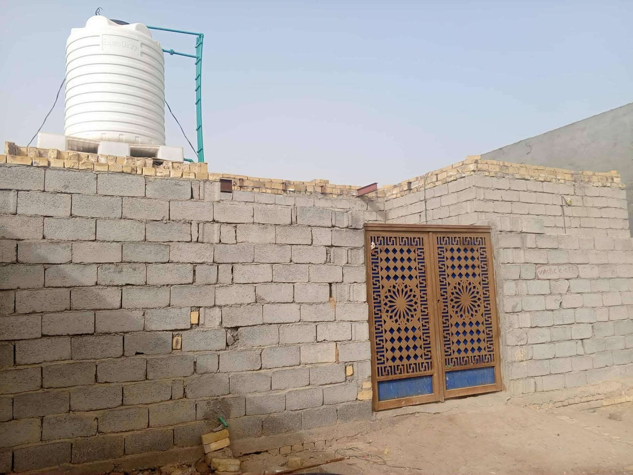 سلام عليكم بيت للبيع جديد قبل سنتين بنيته غرفتين صاله مطبخ ديوانيه مساحته٢٧٠جاهز ***********
