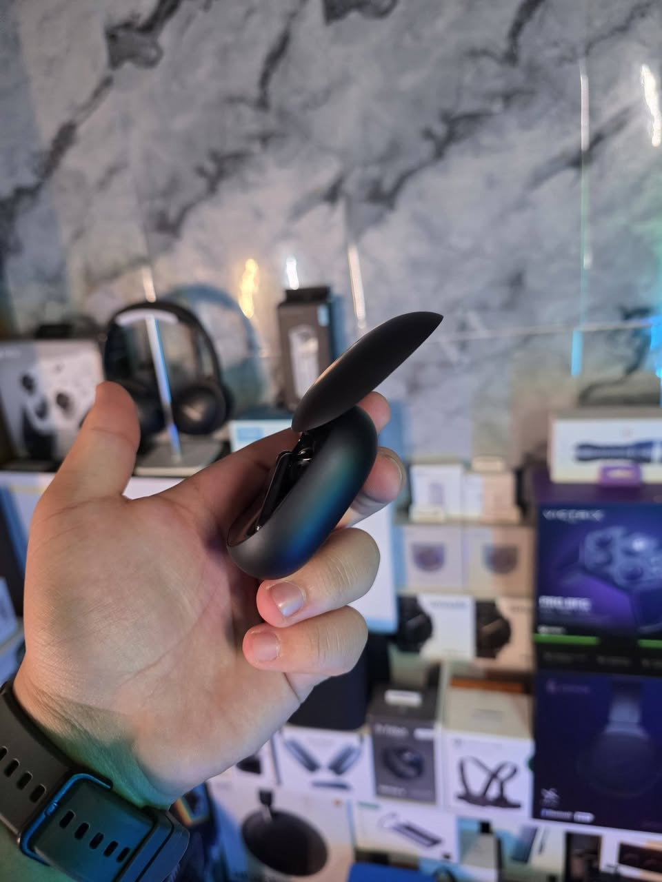 🎧 Anker Soundcore Liberty 4 Pro 🖤💎

تحفة صوتية صُممت لتقدم تجربة استماع ترتقي لمستوى أعلى، حيث تجتمع الفخامة، التقنية المتقدمة، والهندسة الصوتية الدقيقة داخل قطعة استثنائية تليق بعشاق الـ Premium Audio ✨🔥

🔊 Dual Drivers Acoustic Architecture
هندسة صوتية متقدمة تمنحك Bass عميق، تفاصيل دقيقة، وتوازن احترافي يبرز كل طبقة صوتية بوضوح مذهل 🎼

🔇 Adaptive ANC 3.0
نظام عزل ذكي متطور يتكيف مع البيئة المحيطة ليمنحك تجربة غامرة بأعلى درجات التركيز 🌌

🎶 Hi-Res Wireless + LDAC Codec
تجربة صوت لاسلكي عالي الدقة بتفاصيل غنية أقرب لجودة الاستوديو… مستوى يليق بالـ Audiophiles 🎧

📡 Bluetooth 5.3 + Multipoint Connection
اتصال سريع ومستقر مع دعم الربط بين عدة أجهزة بانسيابية كاملة ⚡

🎤 6 Microphones AI ENC
وضوح مكالمات احترافي مع عزل ذكي للضوضاء أثناء الاتصال 📞✨

🔋 بطارية تصل حتى 40 ساعة تشغيل مع الشحن السريع لتجربة استخدام طويلة بدون حدود 🔥

❤️ Heart Rate Sensor
مستشعر مدمج لقياس نبضات القلب… ميزة نادرة تضيف بعد ذكي مختلف عن المنافسين

✨ تصميم Premium فاخر مع Smart Display Case يمنح تجربة أكثر تطوراً وأناقة استثنائية 🖤

💎Liberty 4 Pro 
ليست مجرد سماعة…
 بل قطعة صُنعت لتمنحك صوت نقي، تقنيات ذكية، وفخامة حقيقية بمستوى يتجاوز التوقعات 🎶🔥

✨ الأسعار تجدونها داخل القناة 
📲 رابط التليكرام مثبت بالصفحة | أو عبر الخاص مباشرة…📩


**إذا كنت صاحب هذا الإعلان وتريد حذفه لأي سبب، رجاءا أرسل رسالة إلى الدعم الفني**