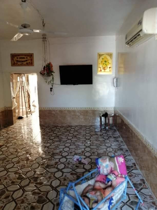 السلام عليكم بيت للبيع مساحه 200 واقع حال 240 بيتجاهزللسكن اينقصمابي يتكون من غرفتين وصاله ومضيف ومطبخ حمامات ثنين + تواليت عقد زراعي 25 طريق بغداد عمود 52 ونزل كيلو يبعد عن الامام الحسين عليه السلام 6 كيلو منطقه خدميه ماء كهرباء سعر وباقي *********** التفاصيل اتصل
