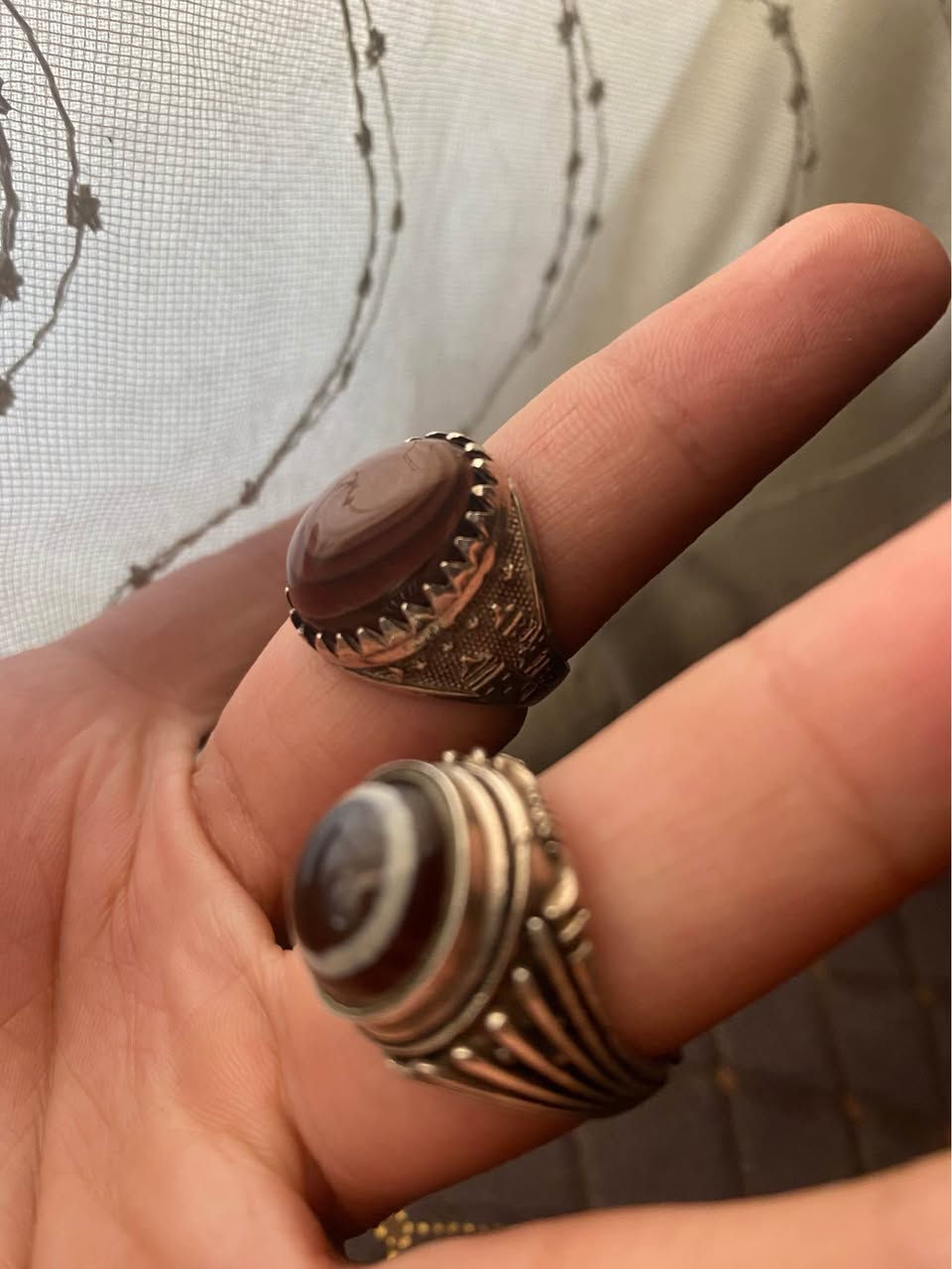 اثنين خواتم جزع  فضه عيار 925 مقاسهن 20 وسوار جزع

علما ان سوار يحتوي على  خرز عقيق اصلي Colombo, Sri Lanka


**إذا كنت صاحب هذا الإعلان وتريد حذفه لأي سبب، رجاءا أرسل رسالة إلى الدعم الفني**