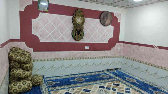 دار للبيع تجاوز حي المرحلين  بالفرع مال الاخ  احمد تنكجي
مساحتها  الكلي 370 متر  مع قطعة فارغة ابظهر البيت الصوره واضحه كدام عينك البيت مكونه من غرفتين واستقبال وهول  ومطبخ ومجموعة  الدرج وصحيات  للاستفسار *********** سعرها 40مليون بيه مجال
