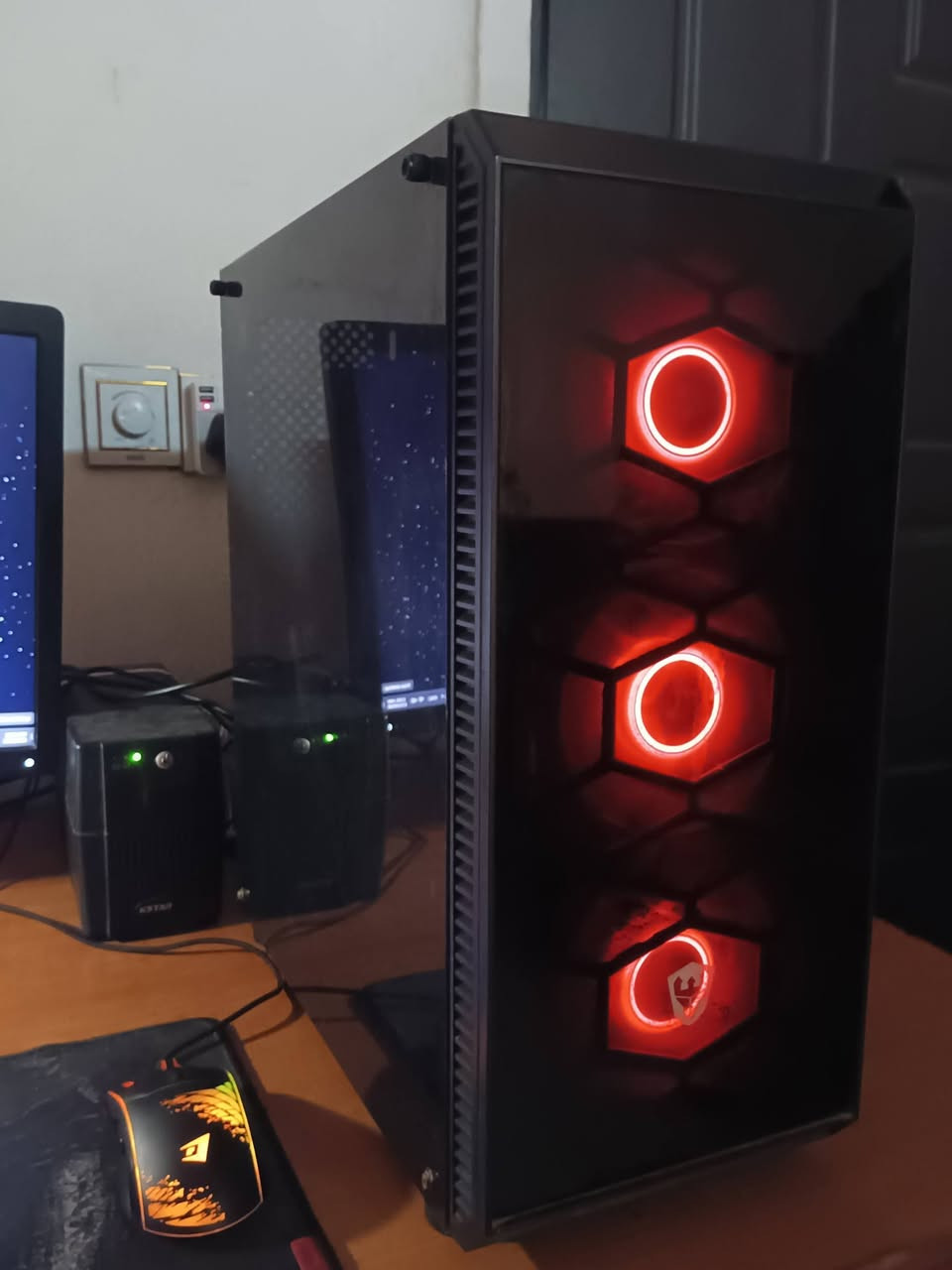 تجميعة كاملة شد والعب
السعر350 قفل
‏كيس+شاشة+ماوس+كيبورد+ماوس باد
‏مواصفات الكيس:
‏المعالج: i5 6400 مع مبرد هوائي
‏كرت شاشة: RX 570 4G براند كيكابيت
‏مذر بورد: ASUS H110M-K
‏رام: 8GB DDR4 
‏الهارد الاول: 128G SSD Lexar
‏الهارد الثاني: 750G HDD
‏البور سبلاي: 500W Cooler master 
‏كيس: 3 فان RGB 
‏
‏مواصفات الشاشة: FHD 60HZ براند HP قلابه الوانها حلوة
‏موس وكيبورد وماوس باد هدية
‏الموقع بغداد الدورة
‏واتساب ***********
