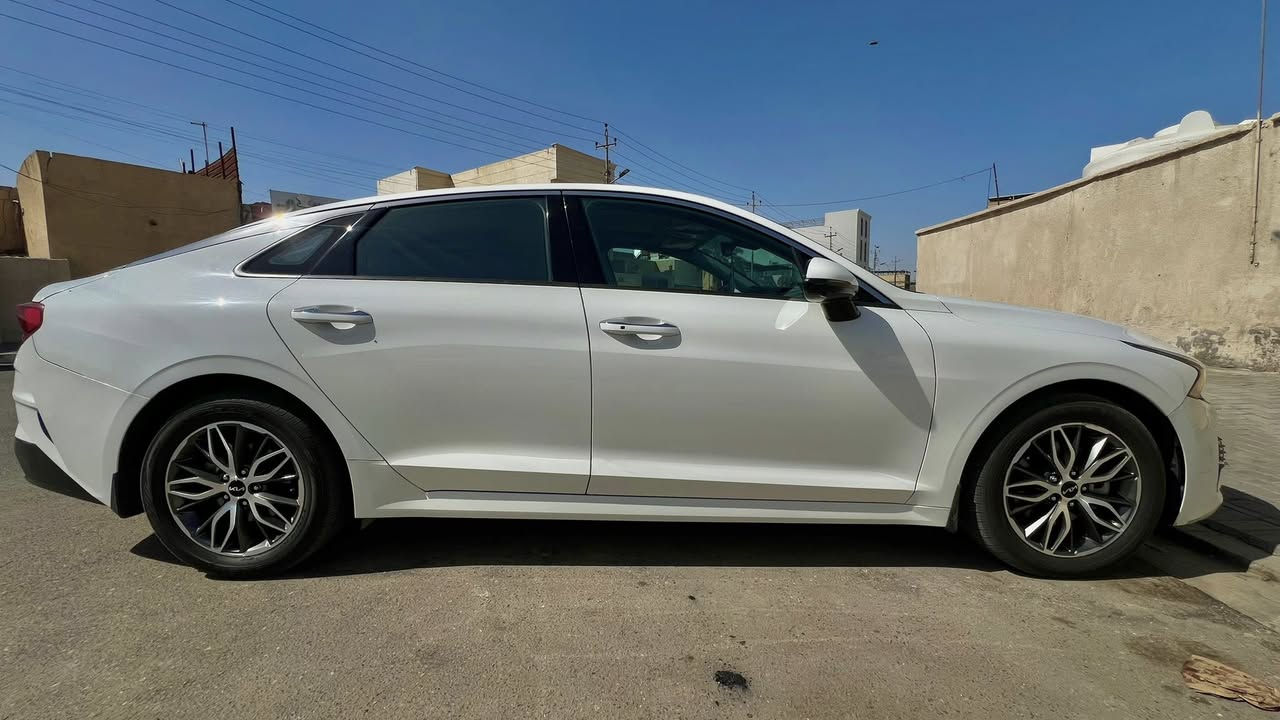 ‏ كيا كي فايف ( k5 ) 2023 خليجي فول 
اقرة المنشور للاخير علمود تعرف شنو بيهة و شنو ما بيهة. 

السيارة فول مواصفات للاخير 1/1 
السيارة مغلفة بـ( نــانـــو ) بالكامل 
و مغلفة بـ( عازل حرارة 98‎%‎ ) للجامات كلهن حتى الامامية
السيارة كلش جديدة و احلى من الصور 

المواصفات VIP / 
*فتحة السقف بنوراما 
*المحرك 2.500  سلندر4
*العداد 65 الف كيلو 
* 4 كاميرات محيطية 
*الارقام اربيل انكليزي
*دشبول دجتل 
*داتا شو بالدشبول 
*تبريد بيانو ( لمس ) 
*قطعتين تبريد ( امامي و خلفي ) 
*حساسات امامية 
*حساسات خلفية 
*دخول ذكي(بصمة عدد 2 )
*تشغيل عن بعد
*العينة ( شاشة دجتل بلاد )
*المصابيح الامامية زنون LED  ( عدسات 4) 
*المصابيح الخلفية LED بالكامل
*مقاعد تدفئة 
*مقاعد جلد ( لون اوف وايت )
*مقعد كهربائي
*سايد بريك دكمة
*اوتو هولد
*كروس سرعة
*نظام ترحيب 
*انارة خارجية
*يدات نيكل وًانارة ترحيب
*نظام عرض الكاميرات 
*انارة داخلية محيطية 
*فول تحكم ستيرن
*درايف مود ( خمسة و ضعيات قيادة ) 
*مري كهرباء شفط 
*اشاير بالمري 

السيارة بيهة جرة كارت كلش صغار بالجاملغين الخلفيات و واحد منهن PDR و موضحات بالصور و امشرلك عليهن باللون الاحمر و باب الحنطة بس مكانين حرة مارت و هم موضحهن بالصور 
الدعامية الخلفية و البرانكيتة الخلفية البلاستك صار بيهة فطر و امصلحات ثنيهن ( اثر دعمة ابو دراجة ) 

غير هذا الشي ما بيهة نقص بعد 
السيارة حدادية و تبريد و دهن خير من الله 
السيارة بحياتهة ما شايفة البانزين العادي 
السيارة كلش مداريهة . 

السعر : 220 ورقة 
للاستفسار اكثر : ***********  -  *********** 
                      وتساب و اتصال . 
وانا بالخدمة و اعتذر ع الاطالة .
