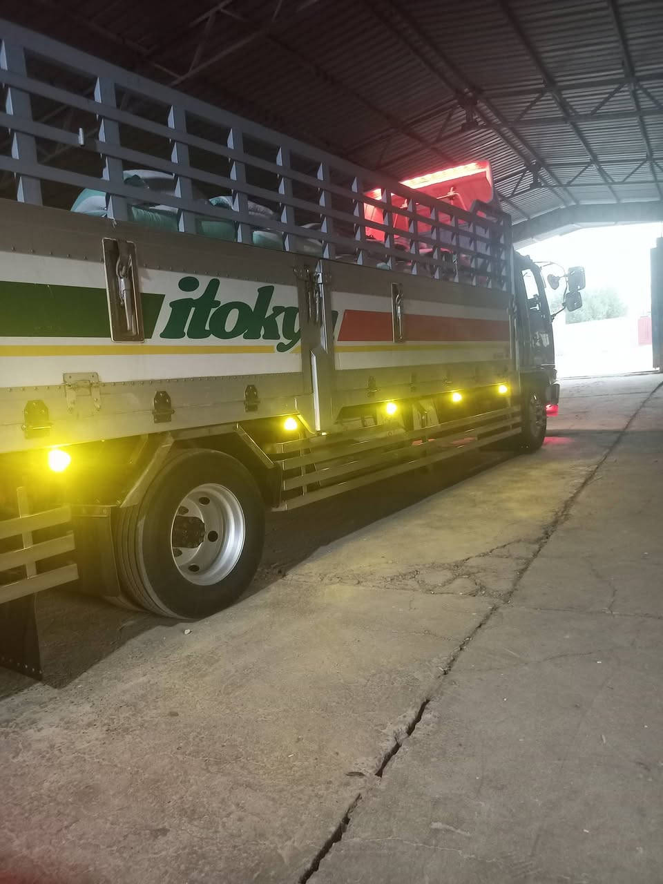 سلام عليكم هينو أنكر للبيع طول سبع وربع بلاد  سياره جازه وجديده معنه الكلمه مكينه وكير وكسن وحداديه وتخم تأير رقم بصره سنويه التسعه وعشرين مكان سياره ذي قار سعر330وبيه مجال لشراي الاستفسار نتصل ع رقم ***********
