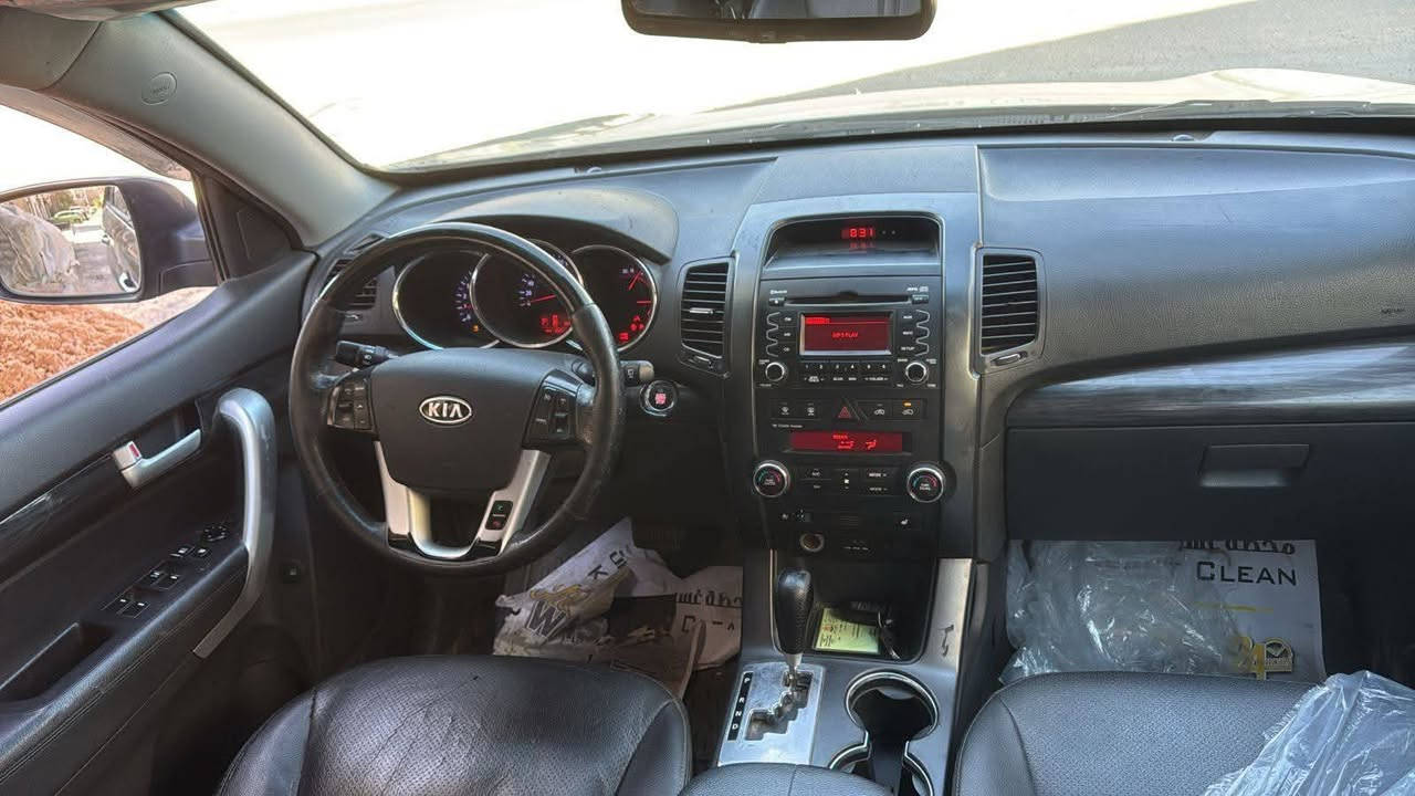 السلام عليكم كيا سورينتو موديل 14 دخول جديد سياره جاهزه من كل النواحي ما ابي اي نقص
محرك حداديه كهربائيات جاهزه 
محرك كاز كاز
بها جصه شنطه ادوات ادوات ادوات 
السعر 55 بها مجال 
عنوان بغداد رقم الهاتف ***********
