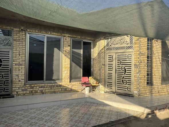 البيت للبيع في حيّ الحوراء (شارع الكفاح) طابق واحد مساحته (300م) يتكون من استقبال ومطبخ وصاله و3اغرف نوم. وحمام داخلي. وصحيات وحمام خارجي   لاستفسار  ‭0772 527 5274‬
أو ***********
