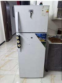 ثلاجة • ١٢ قدم • تحتاج تصليح