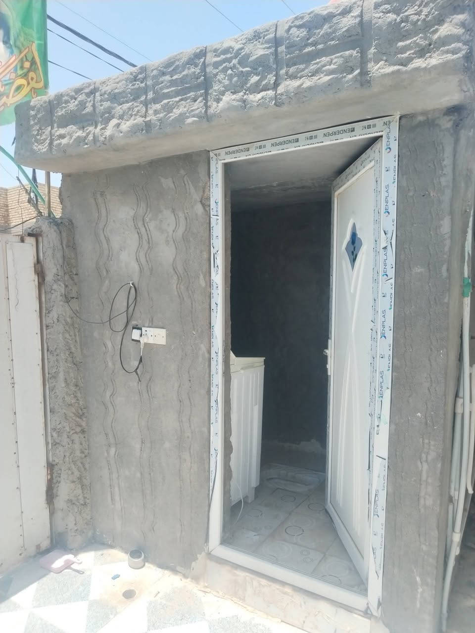 مشتمل للبيع يحتوي على ستقبال ومطبخ وصاله وغرفه وغرفه فوك  كامل كله بورك و الارضيه بورسلين مطبكه  قرب  قريب على شارع خدمات كامله كهربائ مولده قرب الطاقه مال كهرباء قريب علة علويه شريفه بت الحسن  الستفسار ***********
