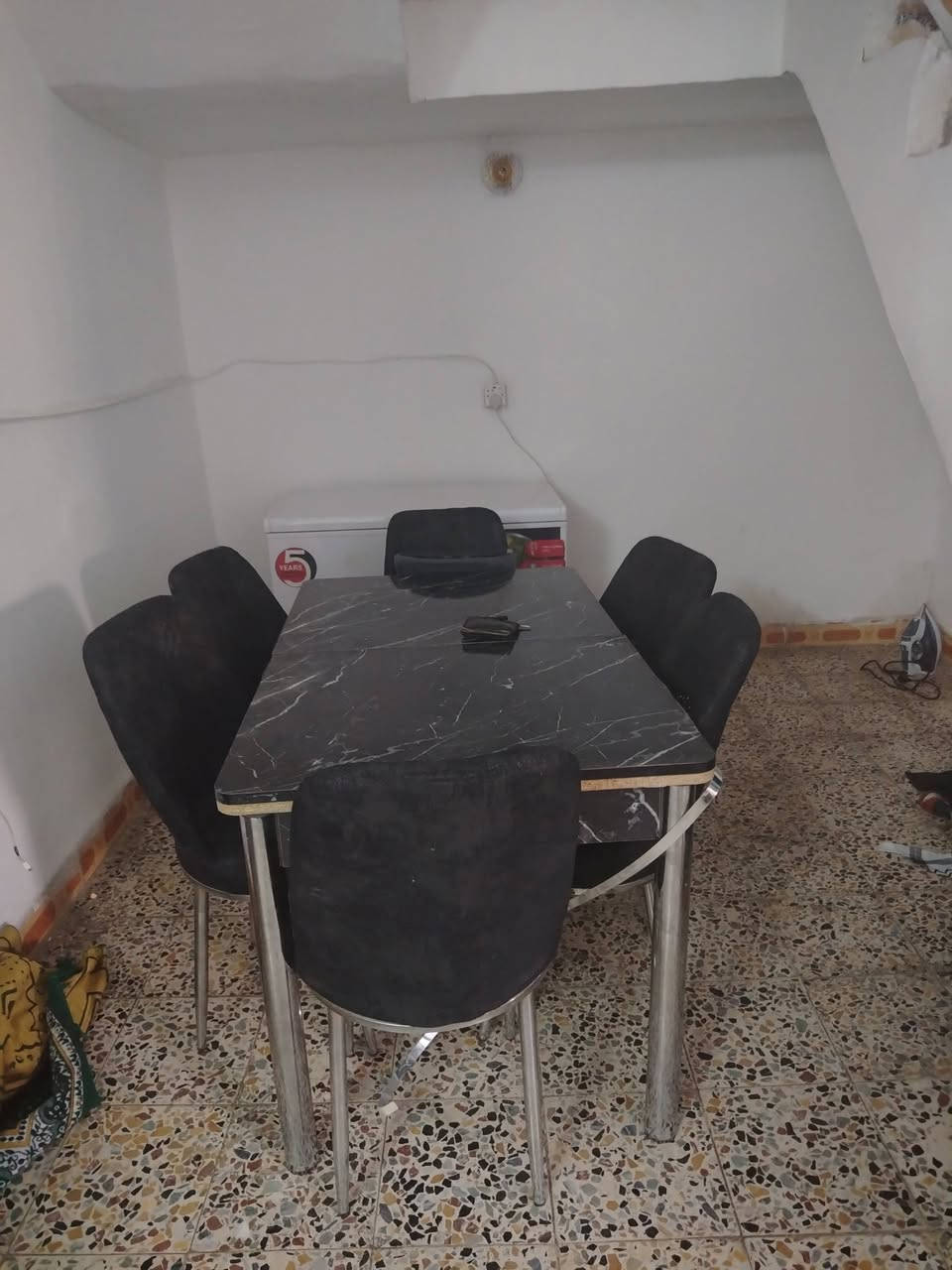 سلام عليكم ميز بلازمة عدد ٢ وميز طعام للبيع استفسار أكثر اتصال على الرقم ***********
