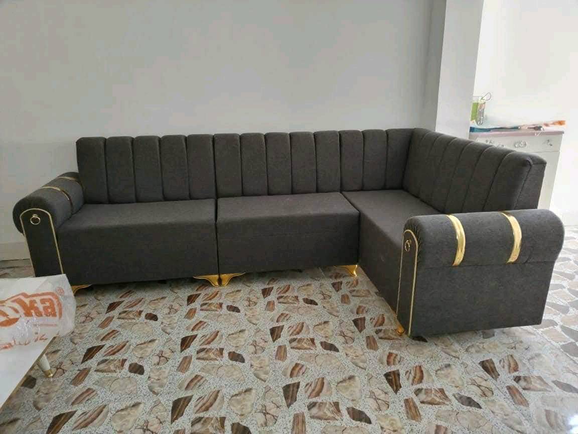 معمل ومعرض الساعدي للديوان التركي. 

..........
10 مقاعد يعني 5 قطع  وذا ما اجاك مثل الي بل صوره رجعه بيد المندوب  الخشب ممتاز جدا يحتوي على بلوك ومضغوط يعني. الديوان اخذه دبج عليه  وبي ضمان سنتين من المعمل  وكل هذا وبسعر 450 الف + 6 كوشات هديه 