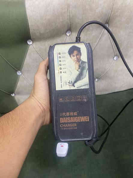 سلام عليكم شاحنه اصليه شرط وين ماتريد افحص سعرها 15بيها مجال***********
