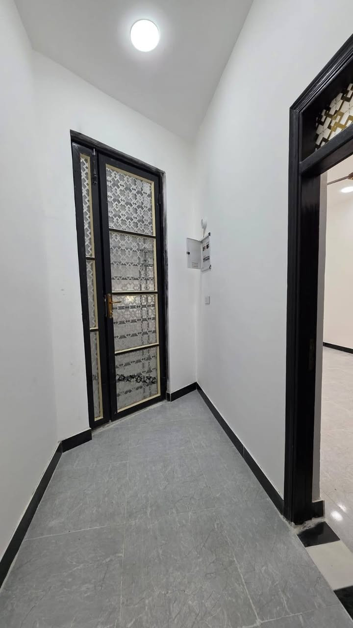 #اسعد_الله_أوقاتكم_بكل_خير ***********
دار سكن للبيع ⛪️ بسعر بلاش 
 

#مساحة البيت ٢٠٠ متر  بناء حديث بعده بل جيس

#يحتوي البيت على غرفتين نوم 
و ديوان 
و صاله 
و مطبخ 
و صحيات داخلي و خارجي 
بيت كلش مرتب 
كراج
حديقه

كافه الخدمات متوفره 

#جنس_العقار :: طابو صرف زراعي بأسم عراقي سند ٢٥ 

البيت علا شارع  10 متر تبليط 🛣️

#العنوان البصره محولة الزهير مقابيل البهادريه

سعر  بيت 116 مليون  و بي مجال 
#للاستفسار الاتصال على الهاتف 📞📳
📳((***********
