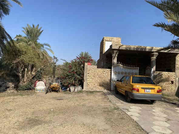 � بيت للبيع – مساحة كبيرة

📏 المساحة: 600 متر
📜 نوع الملك: زراعي / سند 25
🏘️ الواجهة: 20 متر
🏗️ البناء: طابق واحد – عكادة

🔹 مواصفات البيت:

 • غرفتان نوم
 • صالة واسعة
 • استقبال
 • مطبخ
 • مجمع صحيات
 • حديقة جانبية 

📍 الموقع: طريق الشافعية – مقابل الفوج التكتيكي
🚗 يبعد عن الشارع العام 300 متر فقط

💰 السعر: 115 مليون – بيه مجال

📞 للاستفسار والمراجعة:
مكتب المحيط لبيع وشراء العقار – الديوانية
📍 الشارع الحولي – خلف جامعة القادسية – قرب غسل غريب الطوس

☎️ الاتصال:
***********
***********

📲 واتساب م
