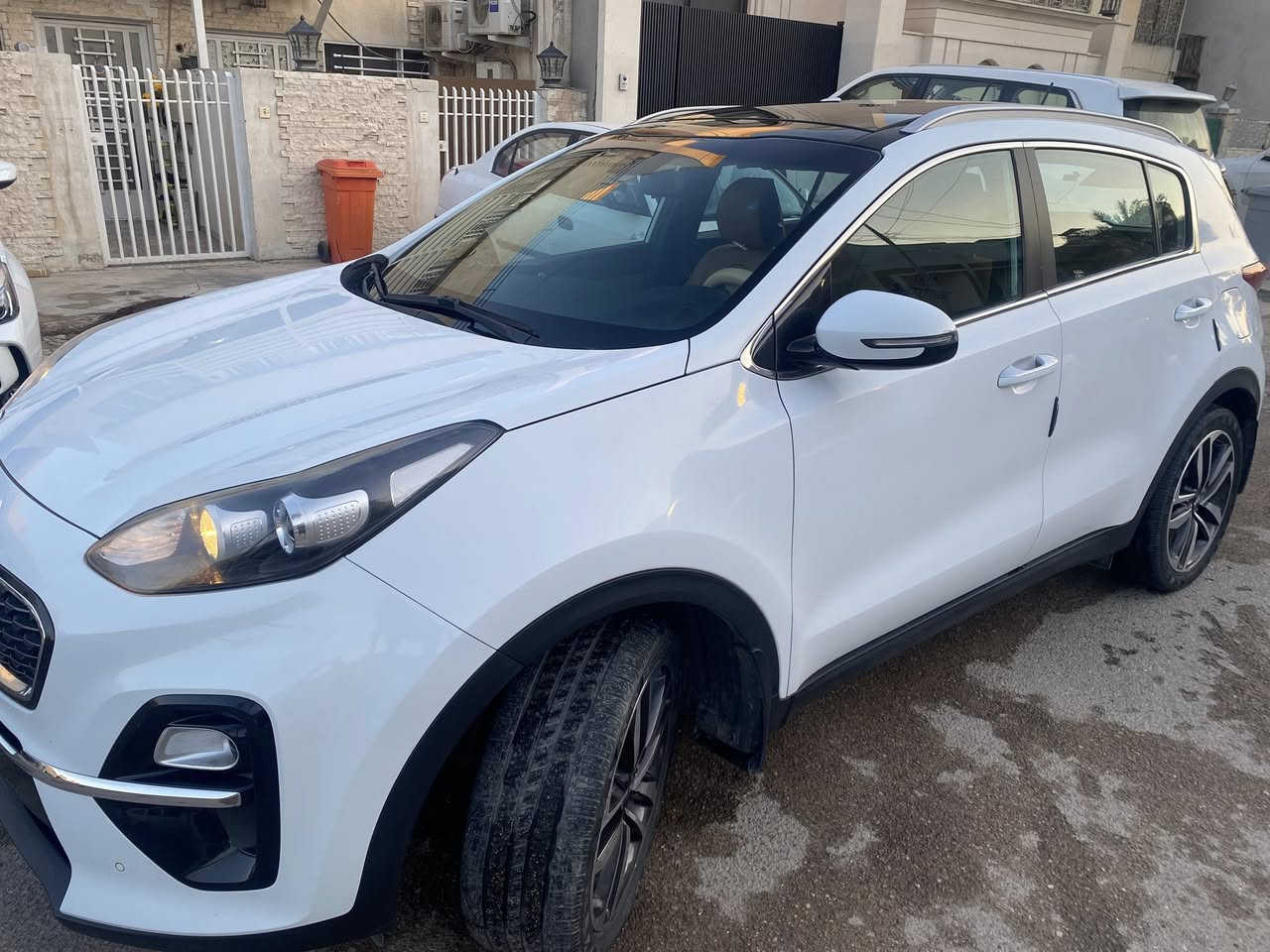 السلام عليكم
سبورتاج ٢٠١٩ شكل ٢٠٢٠ (الشركة الدولية)
- السيارة مكفولة من البارد و الصبغ (على ايدنا من استلام الوكاله) على وضع الشركة وماملعوب بيها اي شي ولا بيها اي اضافه و دهن محرك كله اصلي وقبل الاستحقاق يتبدل و البانزين فقط محسن وهايدروليك الكير تم تبديلة درجة اولى حسب توصيات الشركة من توصل ٦٠ الف كيلو للحفاظ على سلامة الكير وتم تبديل فلتر بانزين + دسكات من وصلت ٥٠ الف كيلو 
- ماشية ٧٤ الف كيلو
- بانوراما
- حساس خلفي امامي
- ويل حجم ١٩
- كشنات نص جلد نص قماش بس مدوشمه كلها جلد درجة اولى
- مودات قيادة
- تحكمات ستيرين
- بلوتوث
- بروجكترات
- سبير منازل
الموقع بغداد/ زيونة- تحويل مباشر
السعر ٢٠٣ ورقة 
للتواصل و الاستفسار ***********
