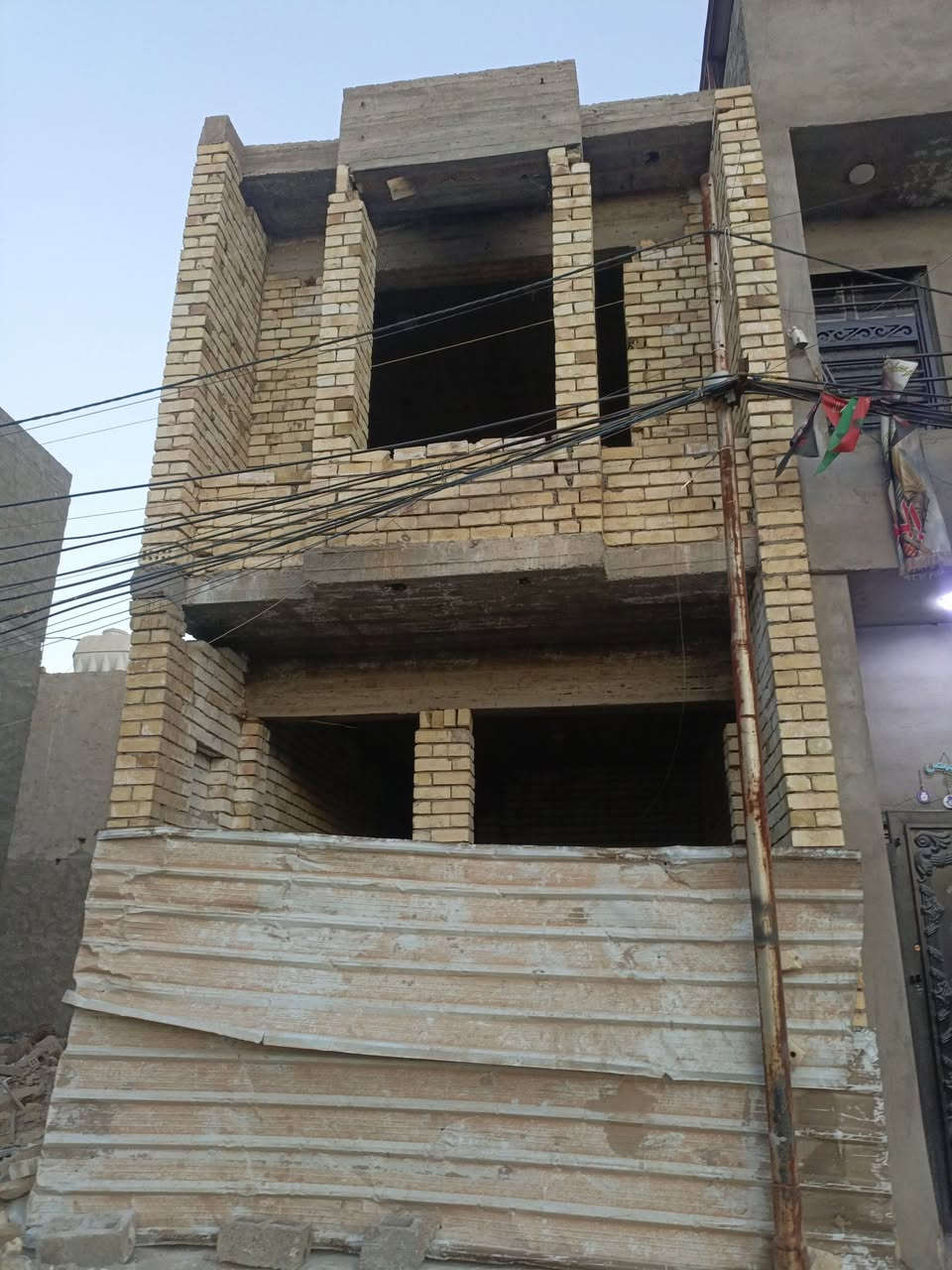 سلام عليكم هيكل 50متر طابقين  للبيع  جنس العقار طابو ملك صرف 25   حق التصرف 
فرع الجها اليسرة شارع المواصلات وجها اليمنه شارع الدوانم 
على شارعين موقع كلش حلو تجي وشوف وتقتنع 
 بعد كم شهر يتبلط ماء خير من الله بدون ماطور 
قريب جدآ على شارع الرئيسي مال خامسه مسافه60متر 
السعر 43 وبي مجال بسيط 
رقم الهاتف***********
ملاحضه السعر من ضمن البيتونه وستارة عليه تستلم جاهز
تريد تسليم مفتاح هم موجود 
البيت يحتوي على استقبال مطبخ منور خدمات فوك2غرف نوم او تريد من ضمن البناء3غرف نوم
