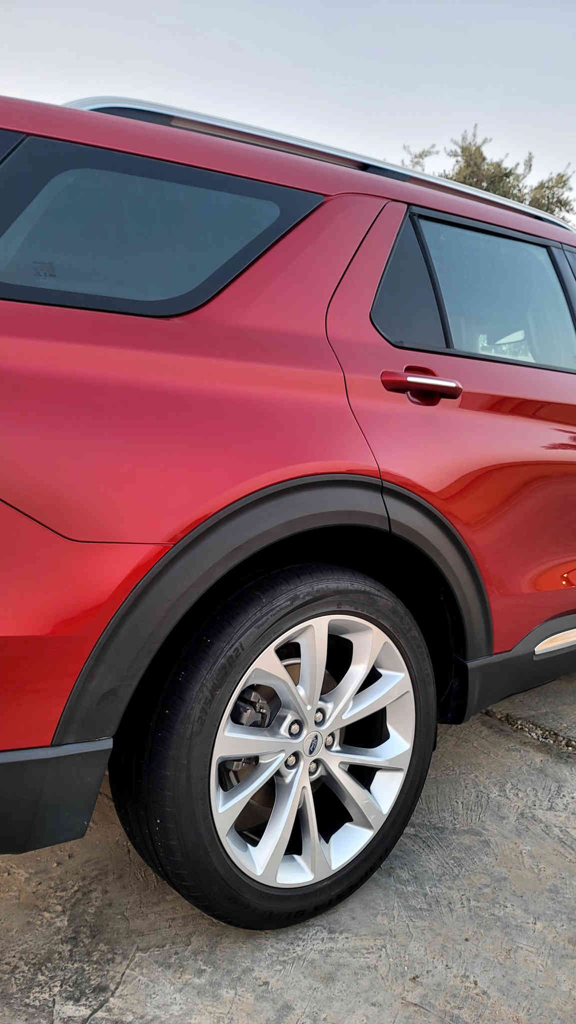 السلام عليكم
فورد اكسبلورر بلاتنيوم 2022 اعلى مواصفات ❤️‍🔥
محرك 6 سلندر 3000 توين تيربو 400 حصان 🔥
دفع خلفي 
مودات القيادة 🥶 6 (السحب والسبورت والعادي والاقتصادي والطرق الوعرة و مال ثلج زلق)🛫
قيادة ذاتية و أوامر صوتية ومانعة🗣️ الاصطدام ابريك تلقائي 
امامي وخلفي والركن التلقائي 
كامرة 360 وحساسات امامية خلفية وجانبية 📸
شاشة تسلا  شاشات عدد 3 تحكم بالتبريد خلفي 3 قطع تبريد 
بانوراما 
ورادار واشارات بالمري 
شحن لاسلكي و كار بلي 
كير ماوس 
مقاعد 6 راكب منفصلة VIP
كشنات 💺امامي  تدفئة و  تبريد و مساج 
كشنات خلفية تدفئة وكشنات خلفية كهرباء.
فيها نظام باسورد🔐 تفتح وتقفل السيارة على الرمز في باب السائق  سايد بريك بصمة 
بصمة جميع الأبواب
تايرات جديدة ،فرممة جديدة، لايتات اصلية جديدة شاديلها زينون ، ادامة على السيارة كاملة بدون نقص.(كل غراضها أصلية )
💵السعر 43 مليون عراقي 
📣بيها تبديل جاملغ ودعامية نفس اللون بدون صبغ فقط
الموقع بغداد  .
رقم شاصي:1FM5K7HC4NGA21872
للأستفسار:***********
***********#
