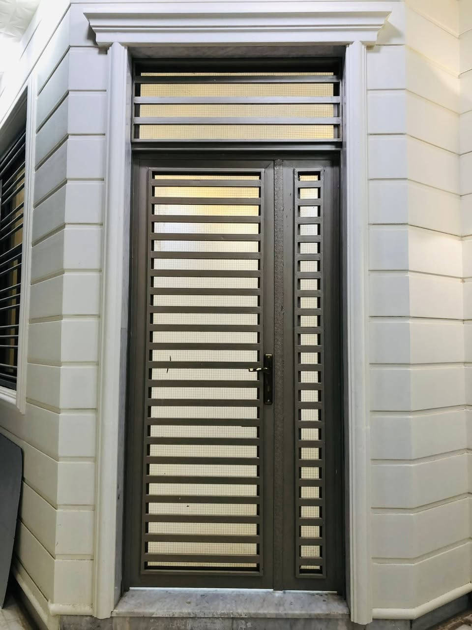 سلام عليكم بيت للبيع بالعصافير نزلت الصناعة قرب 
مركز الشرطة أولى بيت يصير مساحة 130 متر طابق واحد بي غرفه وداخلها حمام وبراني وصالة ومطبخ وحمام داخلي وخارجي  البيت كله مرمر  وأرتفاع عن الشارع خمسة بايات كلش مرتب وبناء درجة أولى ***********
