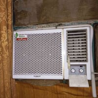 عندي مكيف شغال وجديد بس ينطي هواء حار نضافه 100% السعر 225 رقم 0772671...