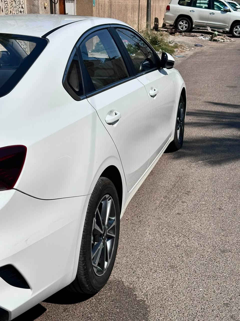 السلام عليكم 
 سيارة كيا كي ثري KIA K3 فول مواصفات للبيع
رقم شمالي سليمانية موديل 2024 ماشية 38 الف
بدون ضربة فقط بها شخطين بالجنطة وباب السايق خفيفات جدا مثل ما موضحات بالصورة وفطر بالبك لايت 
سيارة نضيفة جدا من الداخل والخارج وناصبة 
السعر 136 
مكان السيارة بغداد جادرية
رقم: ***********
