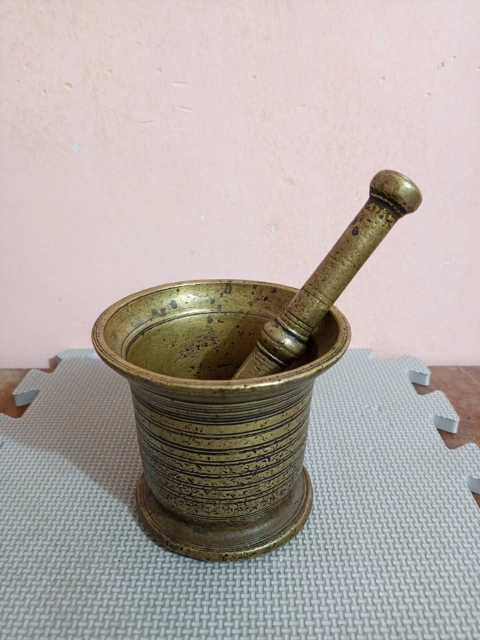 هاون يهودي قديم جداً جداً حجم صغير يستخدم لطحن الهيل والزعفران والاعشاب والنواعم
للبيع *الاتصال فقط للراغب بالشراي ***********
