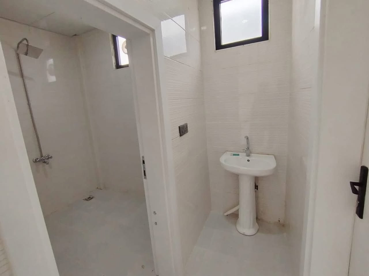 بيت ٢٠٠متر صفر للايجار بمجمع رويال ستي خلف مطعم عبدالله طريق اربيل ٣غرف نوم وملحقاتها 
ايجارة ٣٠٠ الف
***********
***********
