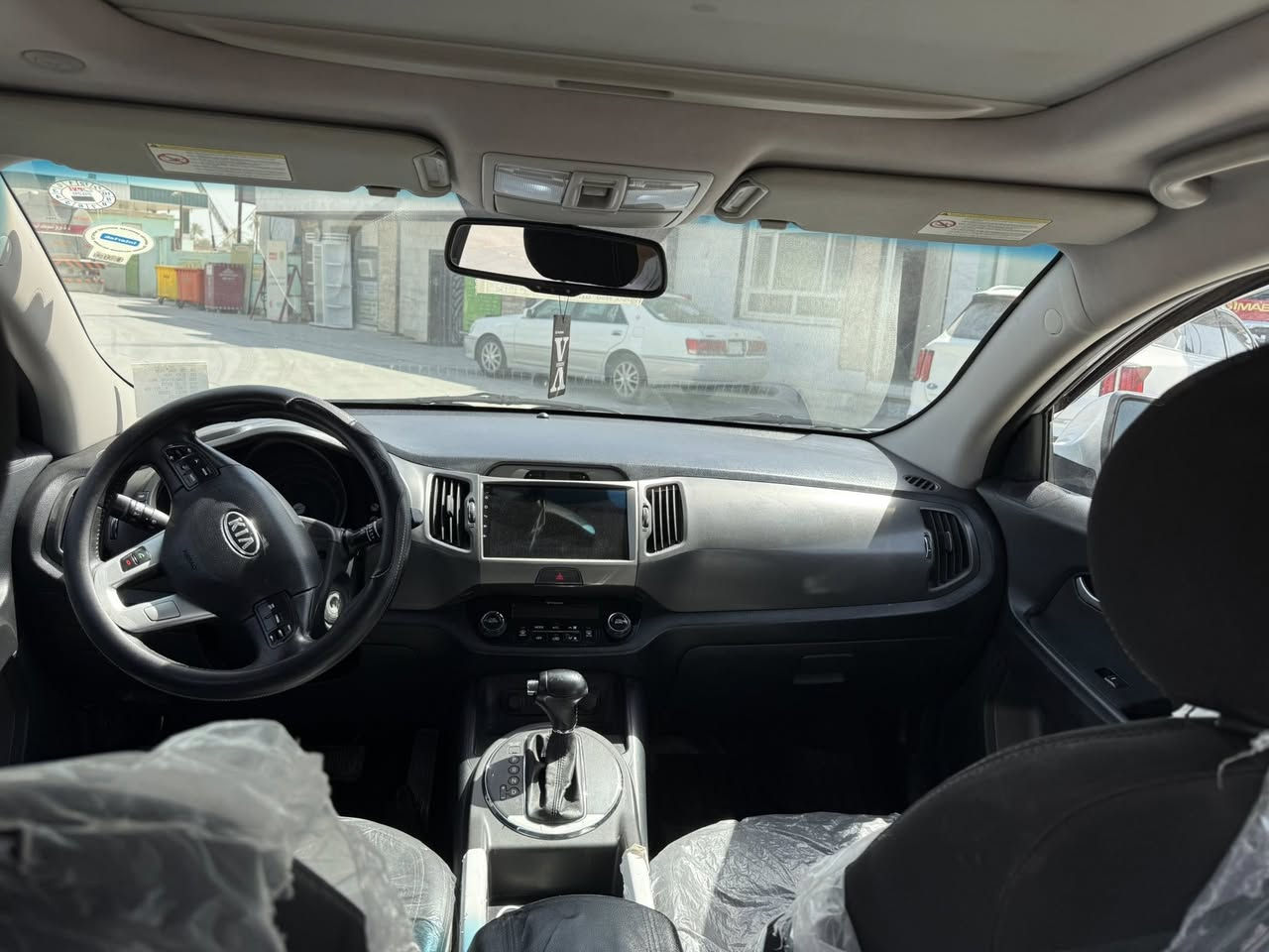 السلام عليكم يوجد سياره للبيع  كيا سبورتج 2012   مكينه 2000 السياره كير مكينه تخم تاير الكشر مكفولات ماعدى الباب الي وره السايق مبدل نفس اللون  فول مواصفات كشن كهربائي بانو راما تخم حداديه  تبريد كله جديد  رقم اربيل  باسمي رقم دولي الجديد   السياره خير من الله الشراي  الاتصال على 
***********
