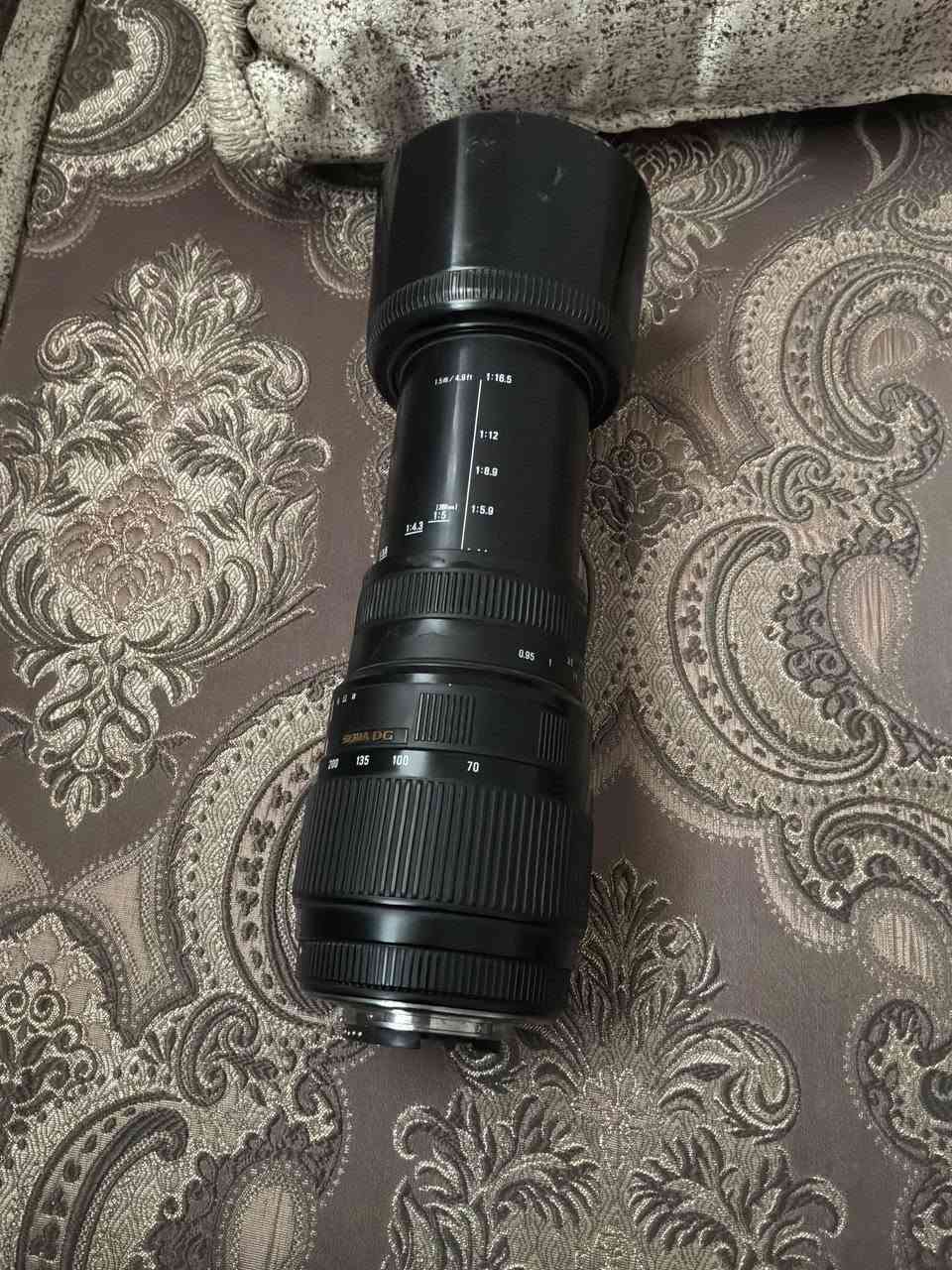 عندي عدسة نيكون سيكما 70-300 
سعرها 80 قفل 
متوفر توصيل 
واتساب ***********

