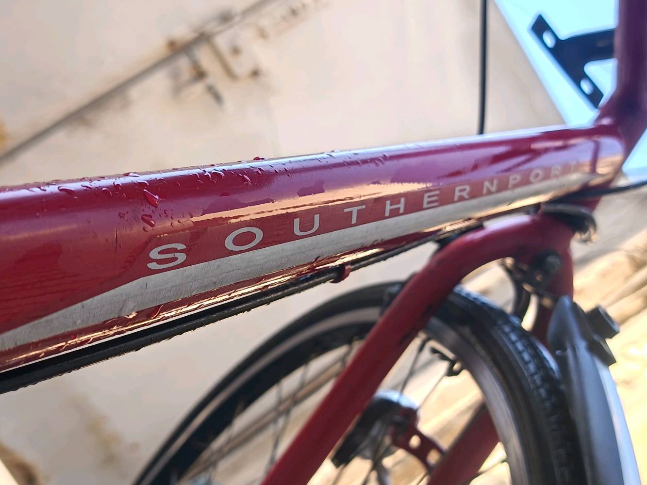 باسكل أحمر اللون بحالة جيدة من نوع "Southernport". يتميز بداينامو من نوع "Sanyo" ومبدل سرعات من "Shimano"، مما يعني ركوباً سلساً ومريحاً. مناسب للتنقل في المدينة والاستمتاع بالجولات الطويلة. متوفر للبيع بسعر مناسب.