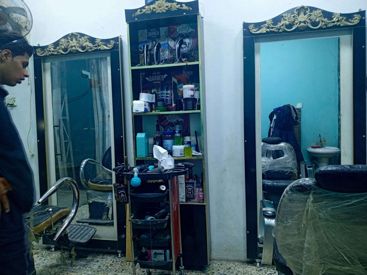 يالله من رخصه الادمن غراض حلاقه للبيع مرايا عدد ثنين مع رف وصطي مع عربانه السعر 100الف قفل منل اخير العنوان بغداد الحسينيه  الاستفسار***********
