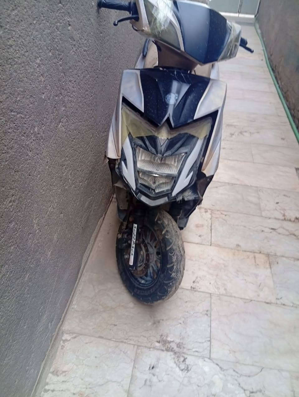 السلام عليكم سكنس صيني للبيع ما مفتوحه تواير نضاف دراجه تشتغل وكلشي مابيه عوزه ترتيب كفرات وكهربائيات سعر 150 وبيهه مجال مكاني ناصريه مركز ***********
