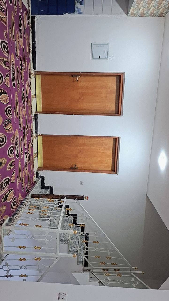 السلام عليكم بيت البيع بشارع المله الرئيسي المساحه ٢٠٠ متر الطابق الاول كراج سياره وحديقه ومطبح وستقبال وهول وغرفتين نوم وصحيات والطابق الثاني اربع غرف نوم وهول وصحيات بيت كامل مابيه اي نقص السعر ١٧٥وبيه مجال قليل  واتصل ع الرقام التاليه *********** او ***********
