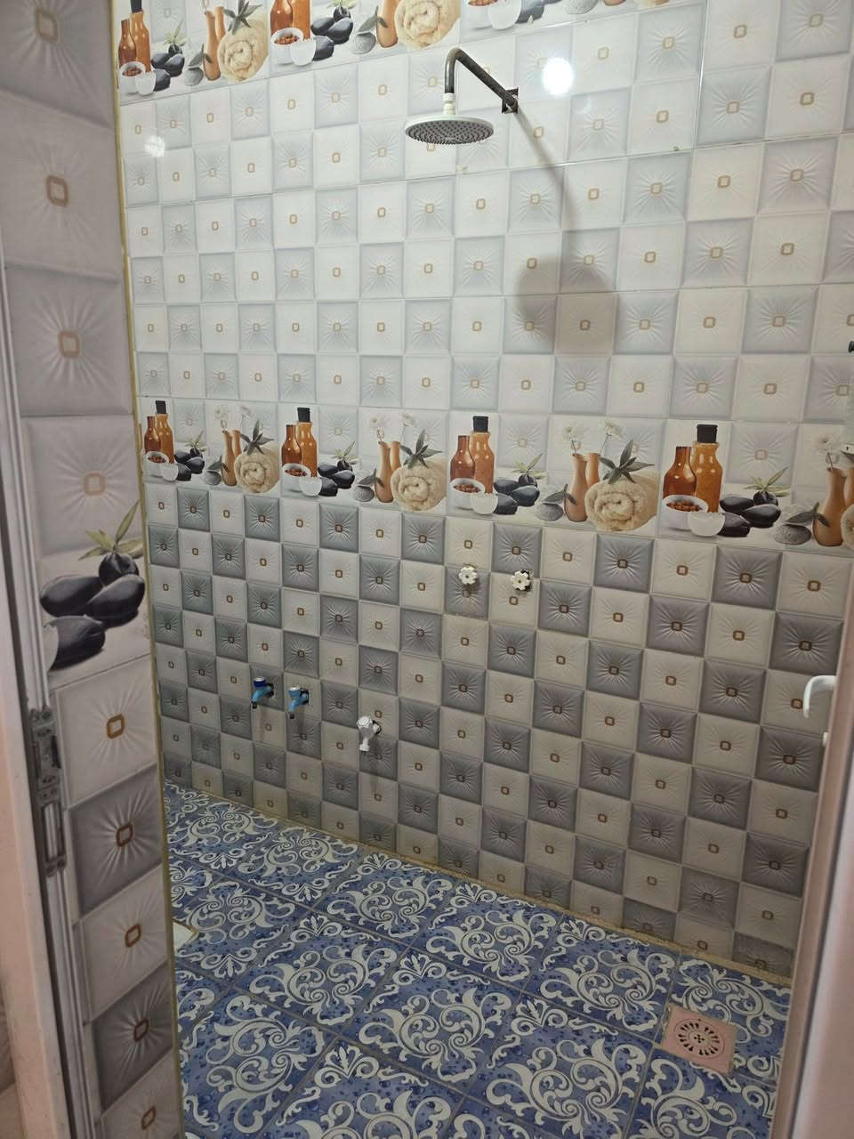 🏡 بيت للبيع – طابو صرف (فارغ)

📍 الموقع: مغربة الشيشان الأولى، على ساحة المربع، قرب مضيف المواجد، شارع 15 متر، رصيف 3 متر.

📐 المساحة: 120 متر مربع.

🏠 المواصفات:

- طابق واحد + بيتونة.
- البناء كونكريت.
- سنة البناء: 2021.

📋 التقسيم:

- غرفة نوم: 4 × 5.5 م.
- صالة: 4.80 × 4 م.
- مطبخ: 4.40 × 2.20 م.
- استقبال: 6.5 × 3 م.
- صحيات داخلية وخارجية.

✅ البيت جاهز للسكن، موقع هادئ وخدمي.

📞 للاستفسار والتواصل:
***********
