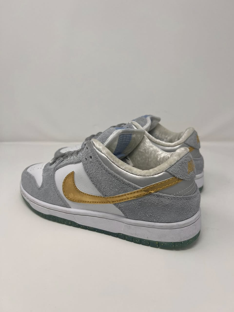 Nike dunk low
باله فيتنامي غير مستخدم  41(26cm)  الحذاء قمه بالجمال داخله فرو ، ولسانه نفخ،  وخارجه شامو كامل، حذاء تحفه فنيه حرفيا، سعره 30 الف دينار ويوجد توصيل جميع المحافظات للتواصل خاص او واتساب ***********
