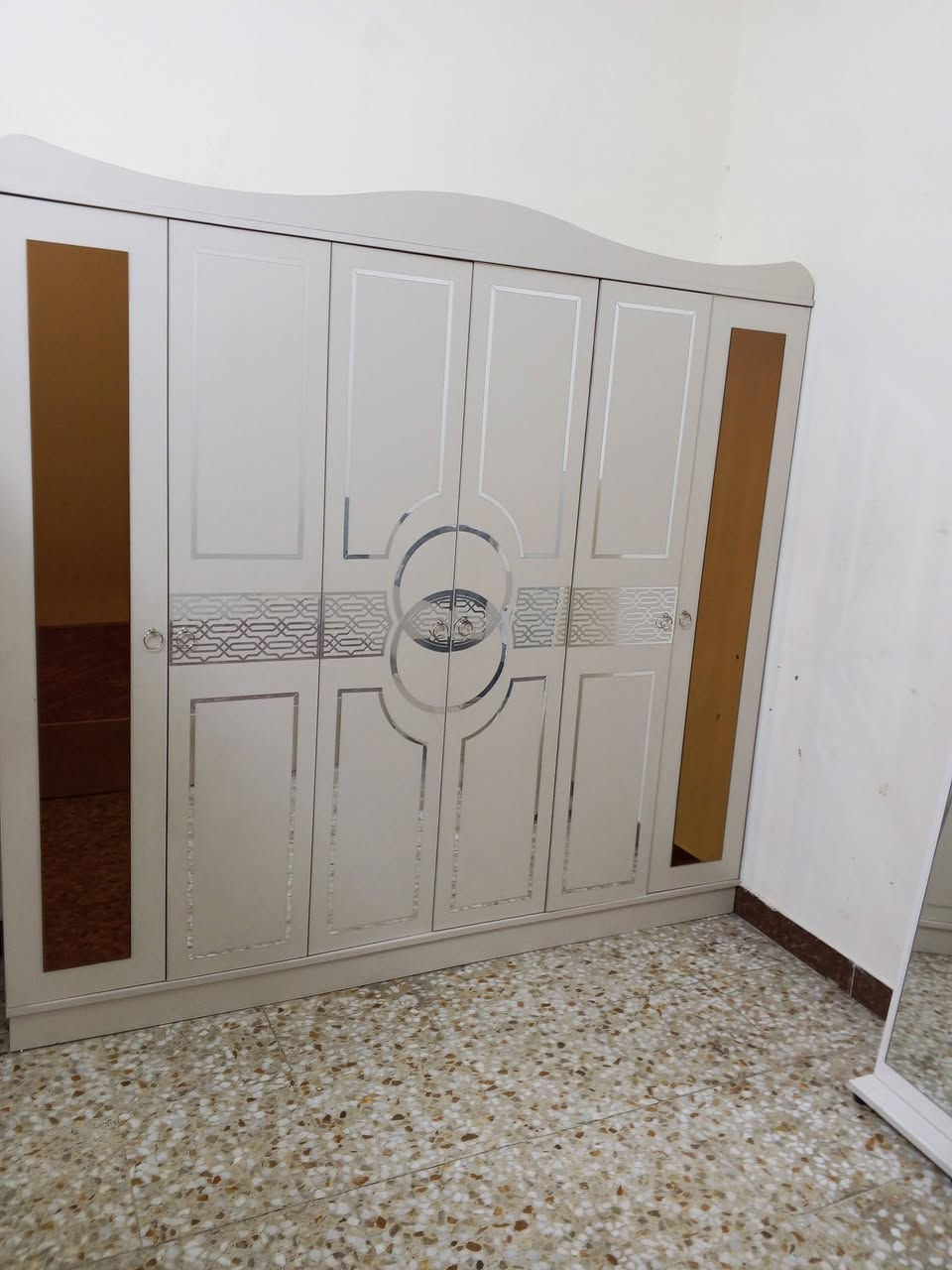 السلام عليكم أخواني وخواتي غرفة 6قطع أمانة الله العام مشتريهة من الأعظمية ب700 ألف أبيعة 350 قفل والكنتور أبو 3 أبواب التركي الأصلي ب 150ألف والمكيف جديد تدفئة تبريد أبو ال 3 سراوات 250 الطالع من القفص أسعار كلها بنص أغراض جديدة ومابيهن أي ضرر كودن عندي شيلة أريد أبيعهن رجاءً أسعار ثابتة ومال بيع الله يوفقكم العنوان بغداد الجديدة قريب الشارع العام ***********
