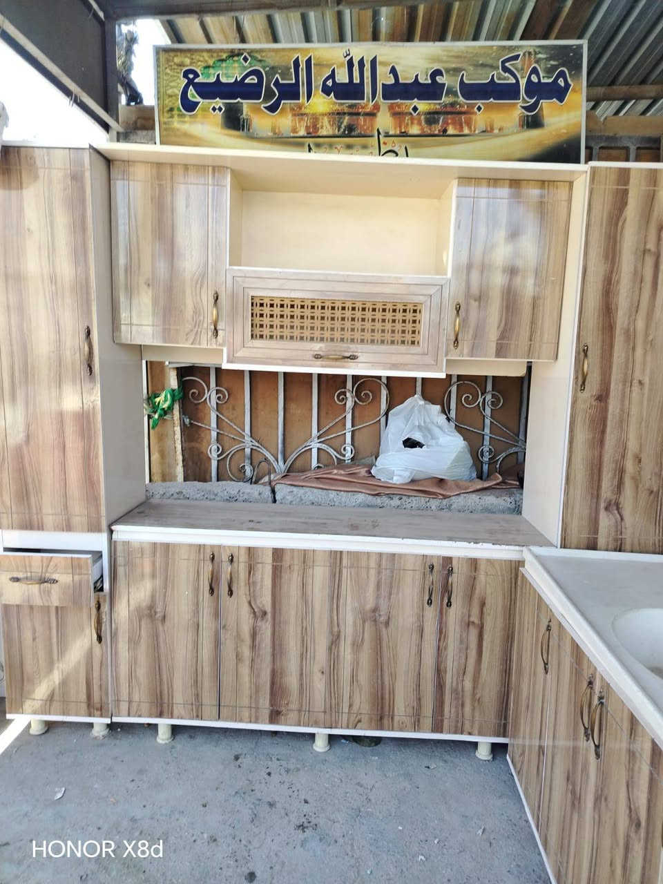 كاونتر اج دي اف مترين ونص وسنك متر ونص 
سعره 300 بي مجال شراي اتصل ***********
مكان شارع فلسطين
